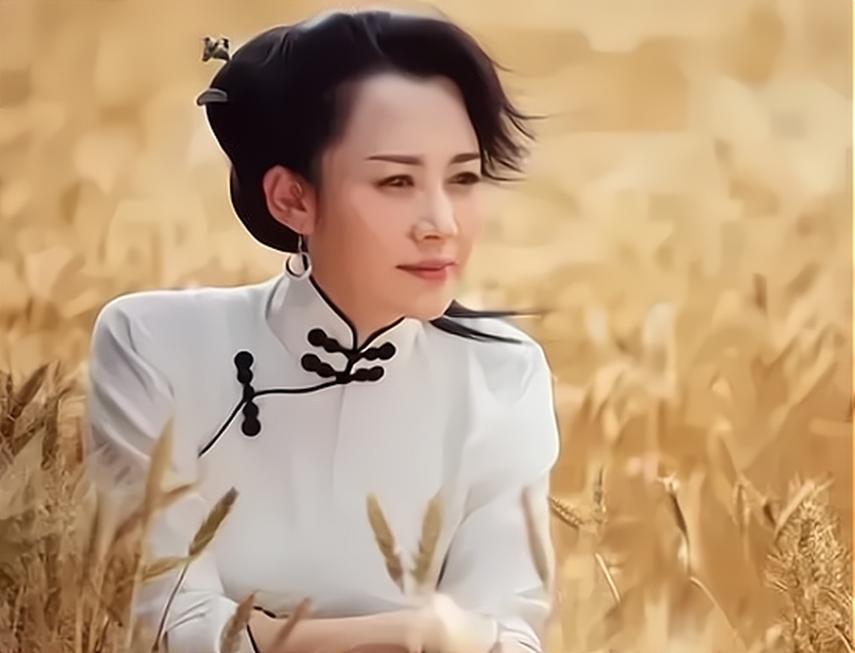 靳东与许晴演情侣,许晴靠在他身上笑得一脸娇羞,躺在靳东怀里的许晴