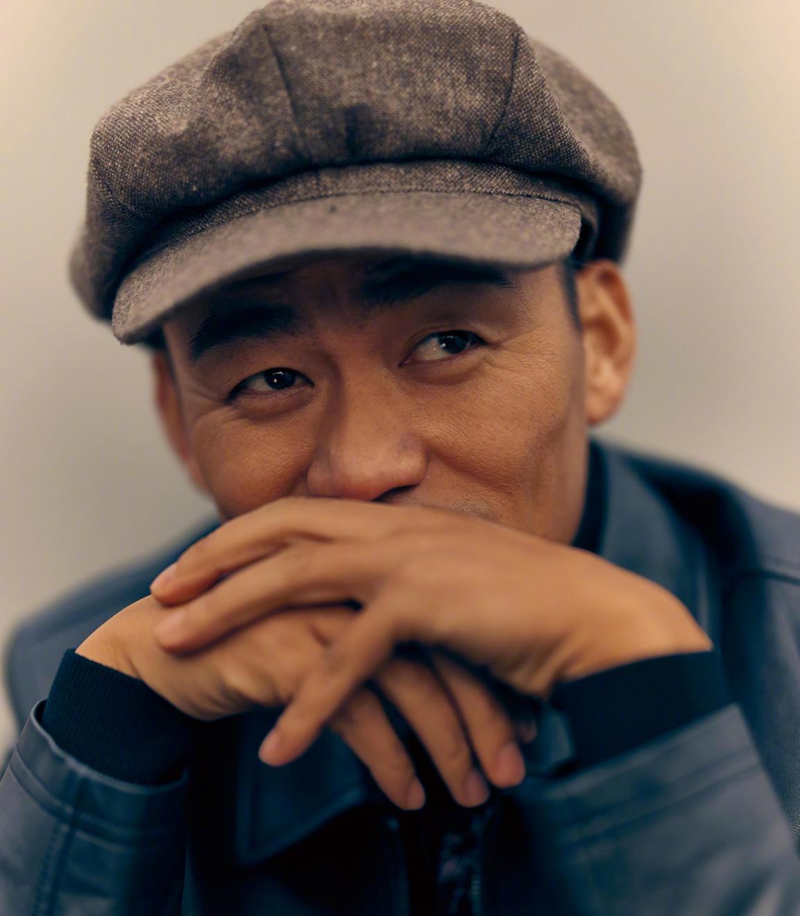 王宝强寸头秀腹肌登杂志,穿西装酷炫有型,雅痞造型男人味十足!