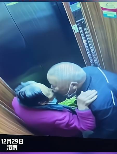 老夫妻在电梯内亲热,妻子害羞地告知老伴有监控-度小视