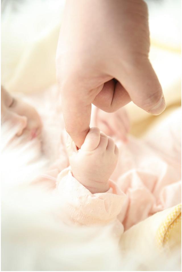 六个月的婴儿紧握拳头,奶奶发现不对劲带去医院检查,医生:晚了