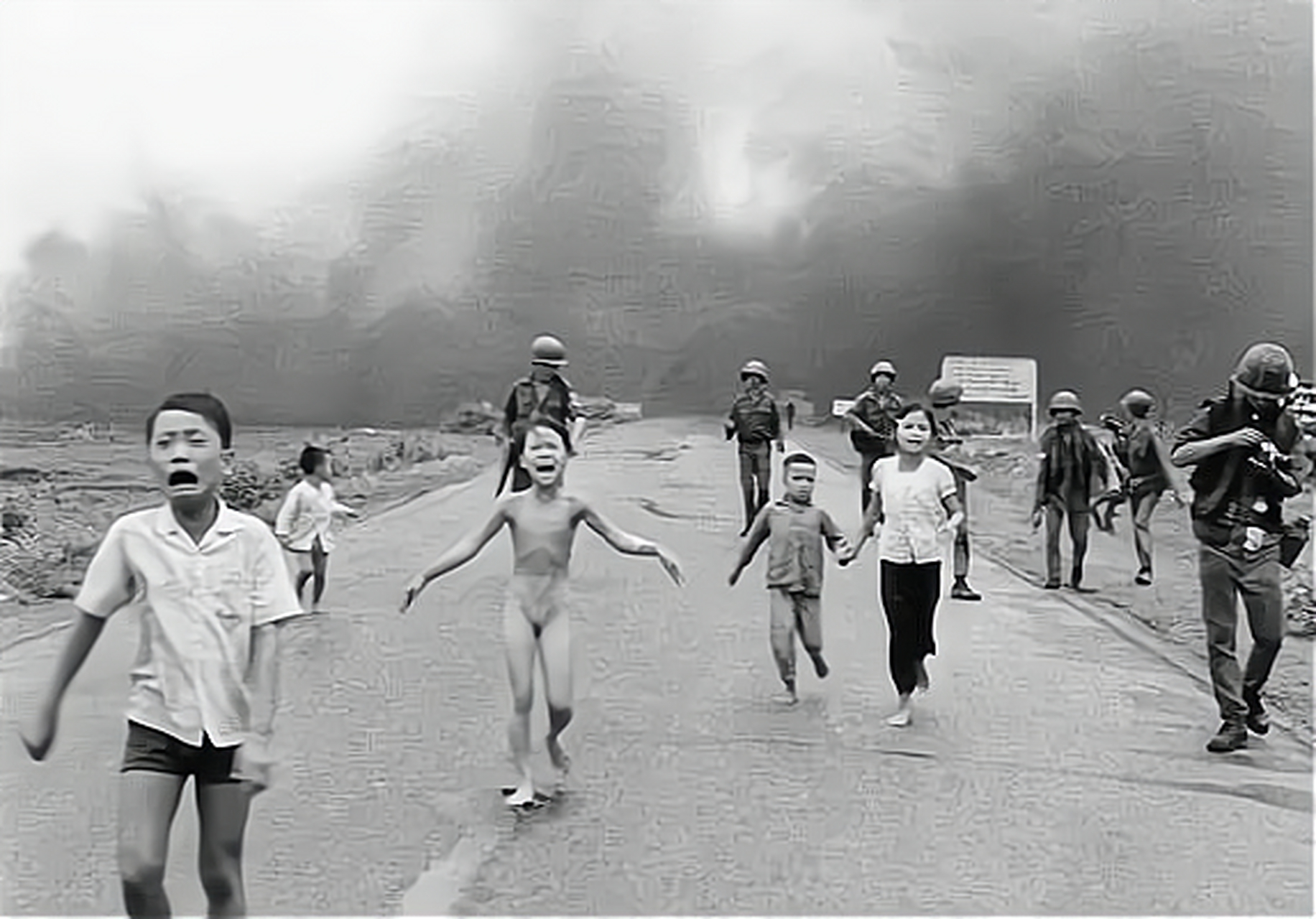 历史老照片 越南战争中,被美军凝固汽油弹"驱逐"的女孩.拍摄于1972年.