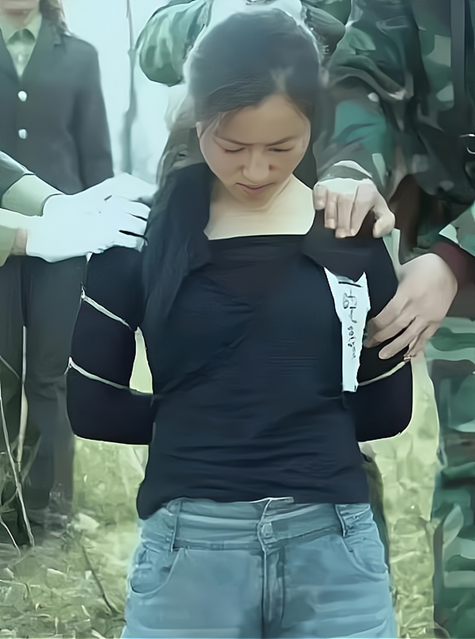 1994年,女犯人董晓晴被武警战士押赴刑场准备执行枪决.