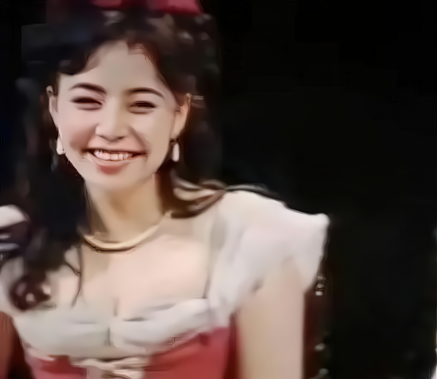1985年,25岁的宋丹丹在出演话剧《上帝的宠儿》时的惊艳照片,画面中