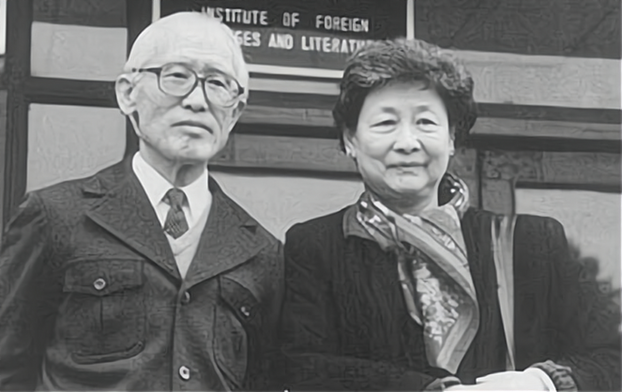 1974年,梁实秋和妻子程季淑在街边漫步,忽然梁秋实的鞋带散开了,程季