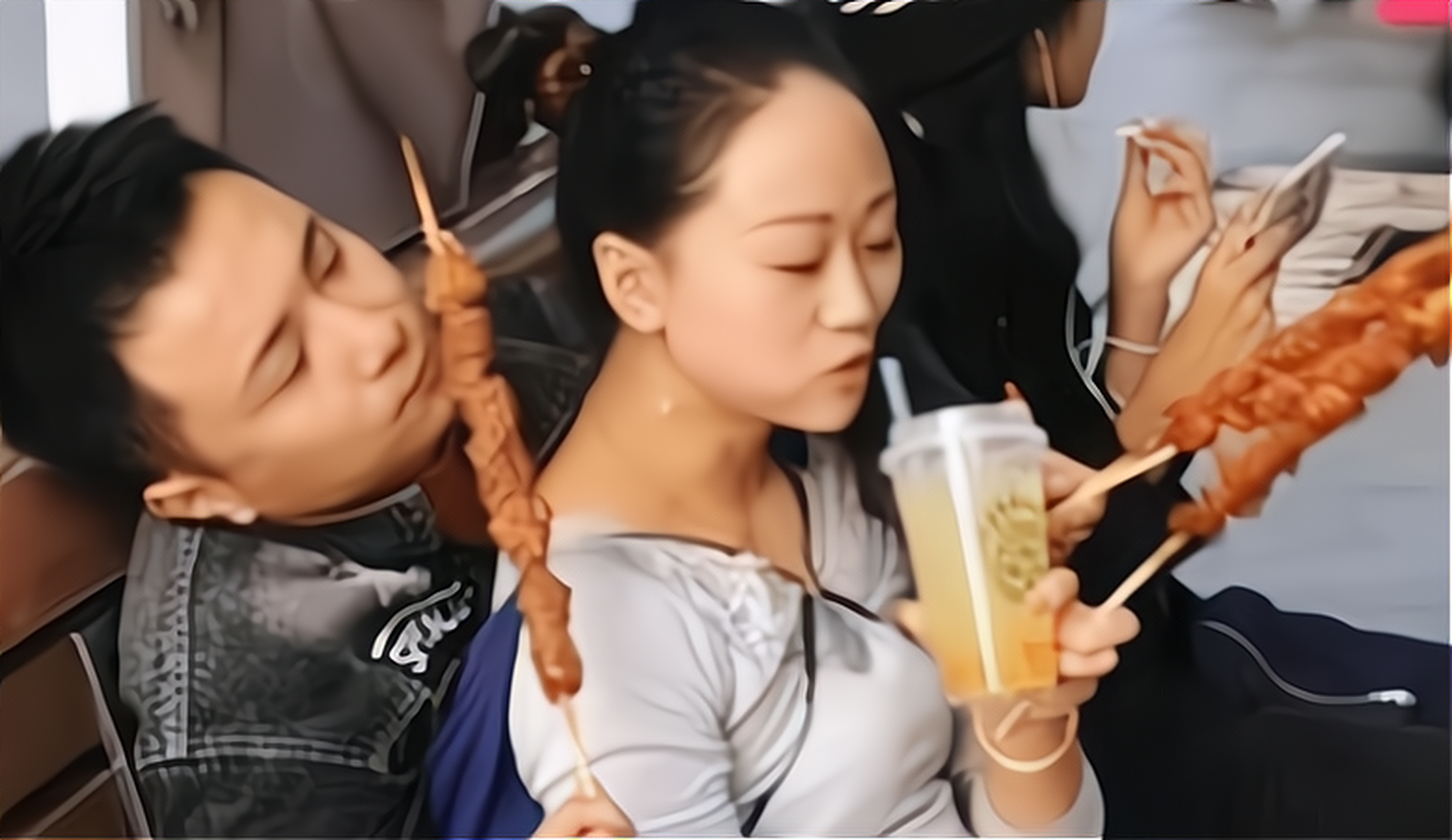 妻子没有右手臂,丈夫没有双腿,这样的一对"连体夫妇"因为短视频而爆红