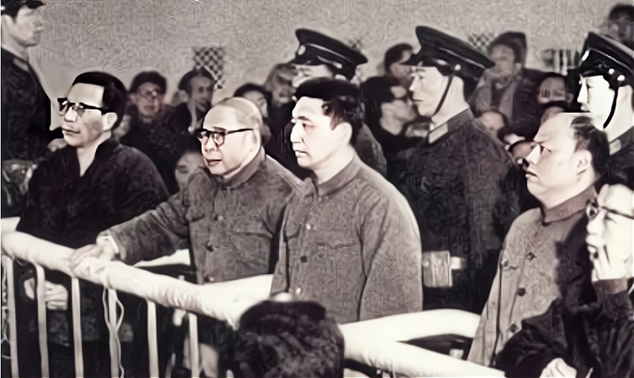 1980年,审判"四人帮"的现场,有人沉默藐视,有人叫嚣无罪!