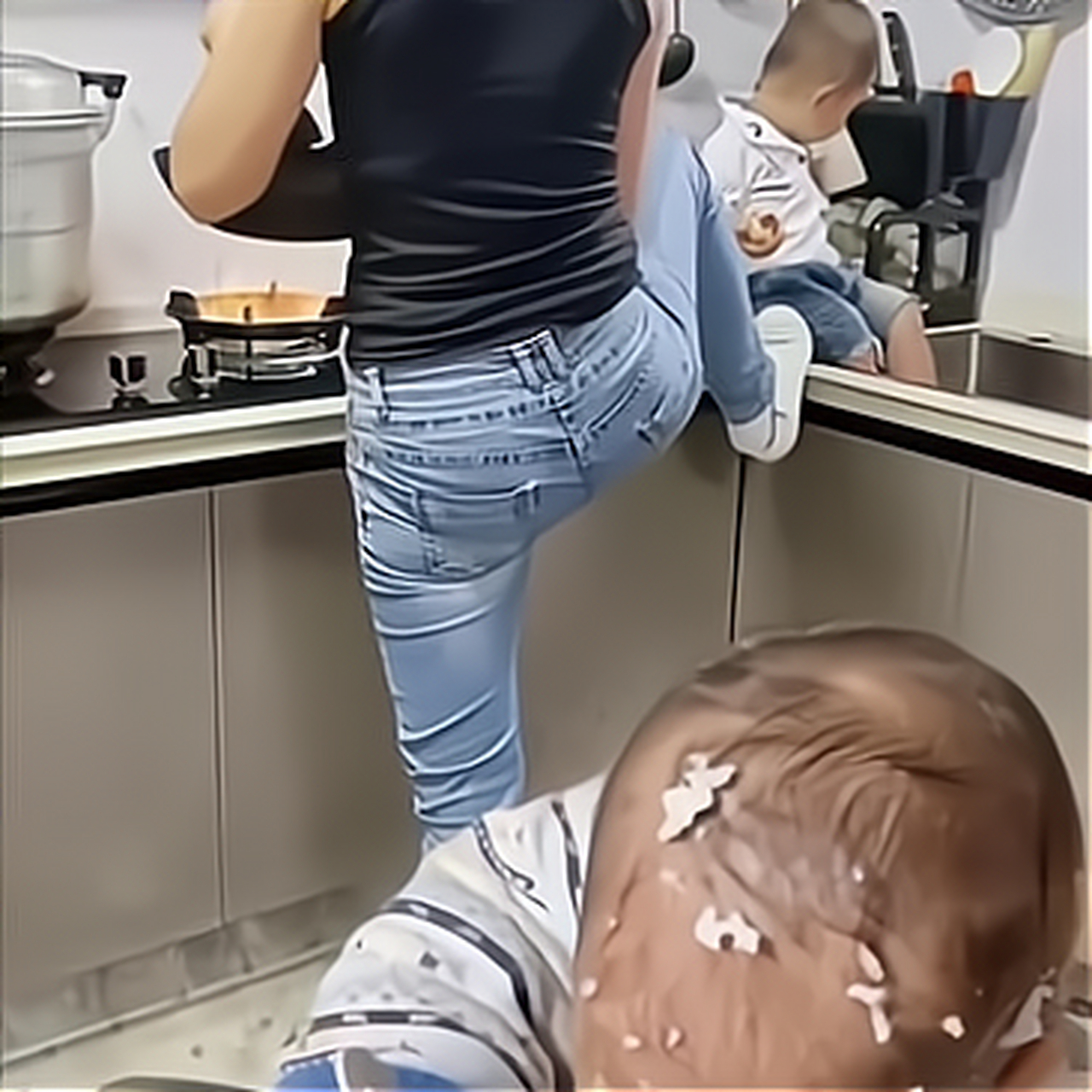 一个人带两个娃确实挺累的,当妈妈真不容易