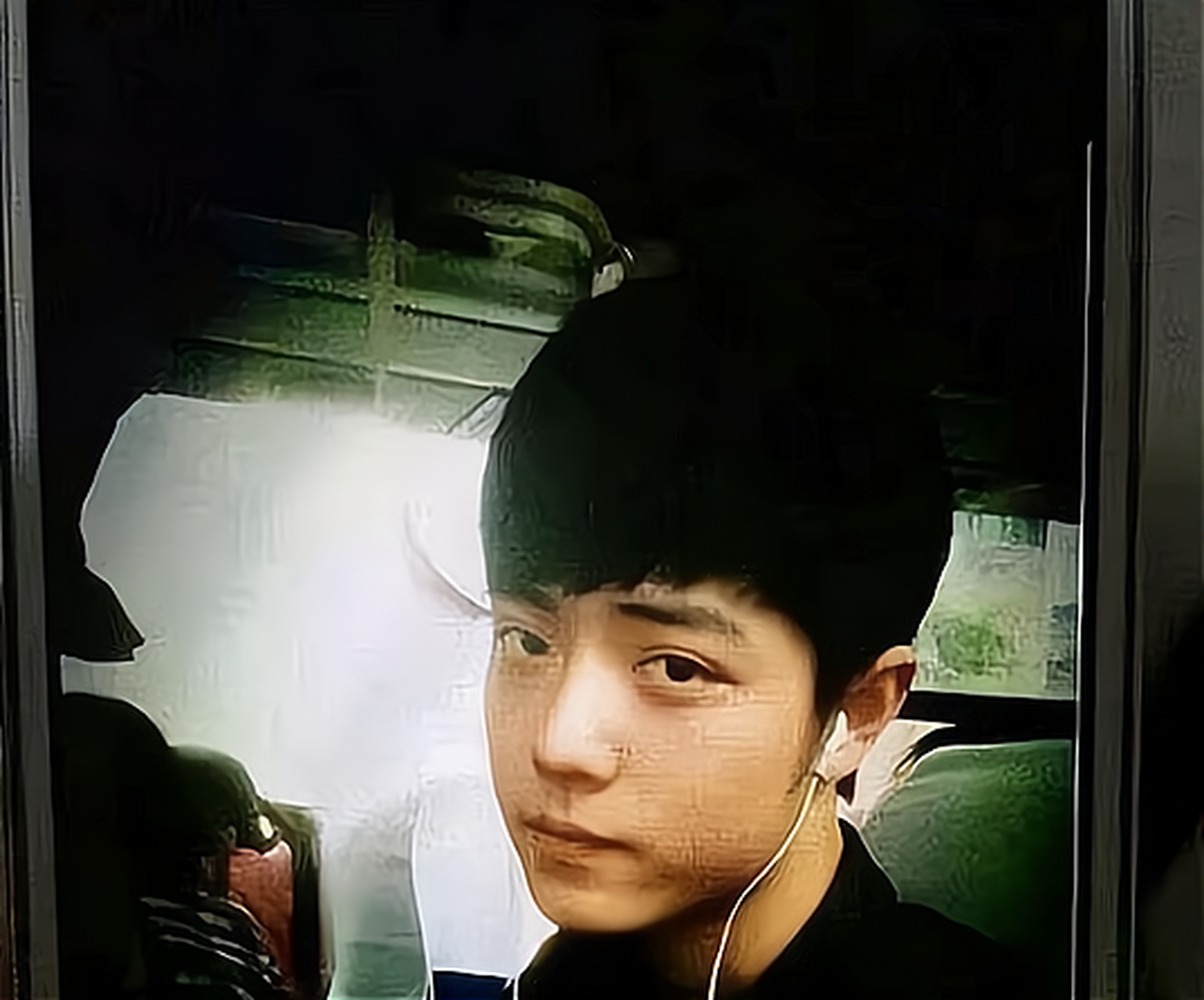 肖战在学生时期的时候人气也挺高的～他的旧照蛮帅的[鲜花] 6767