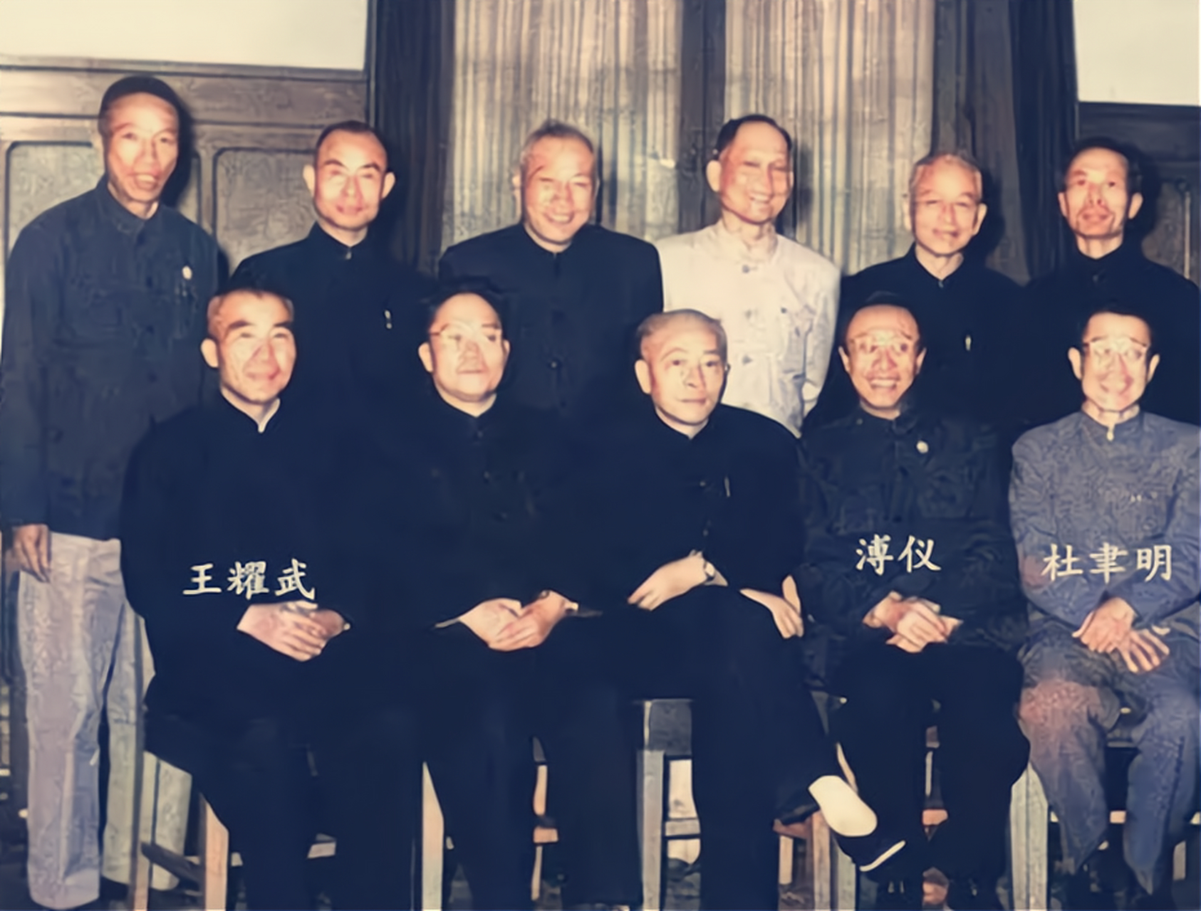 据沈醉回忆,当年王耀武被俘虏后,他的妻子郑宜兰带着钱财和副官私奔