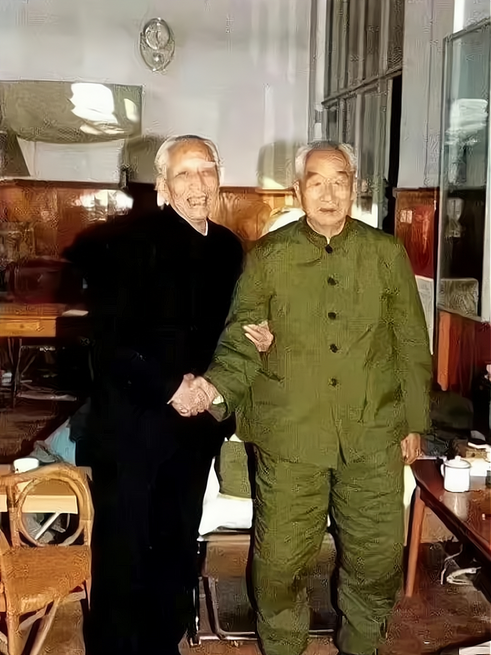 照片里的两人分别是徐帅与王旅长,两名朴素的老人