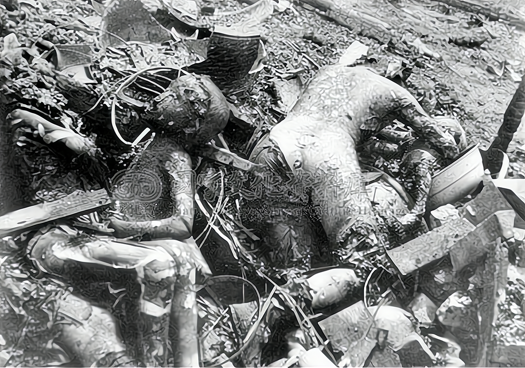 这是1938年武汉被日军轰炸后的照片,一位母亲看着自己被炸成废墟的家