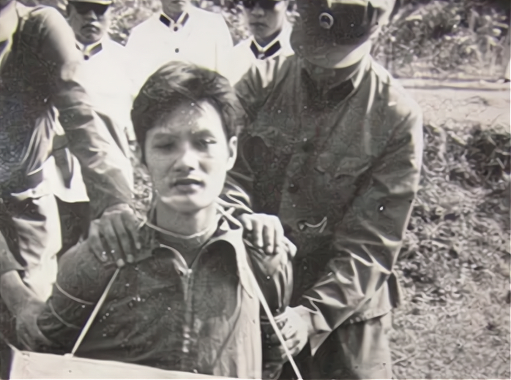 罕见老照片:80年代公审枪毙流氓犯现场,图3囚车将流氓押赴刑场