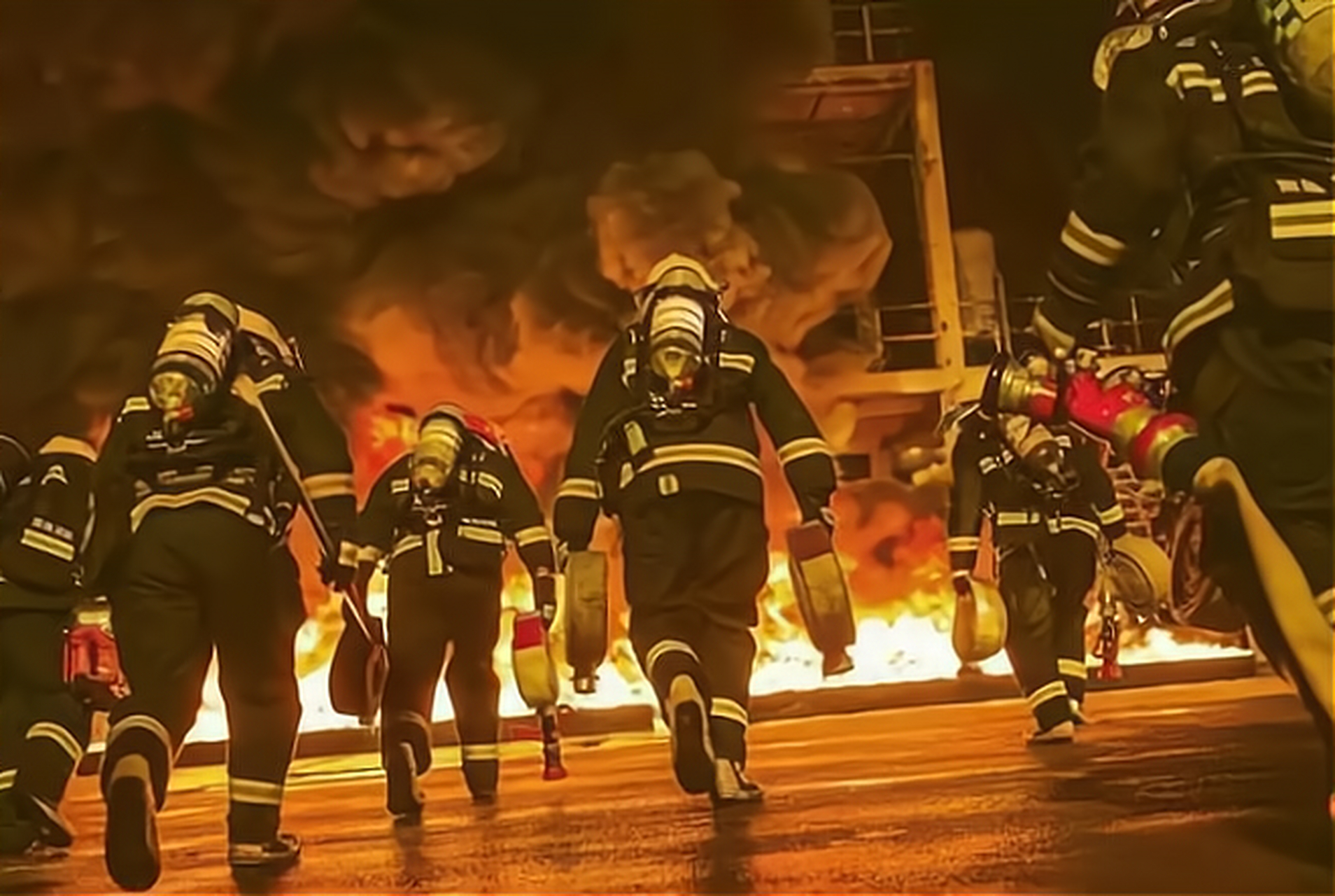 2015年,25名年轻消防员在天津港大爆炸中牺牲,他们的死因可以说是拜一