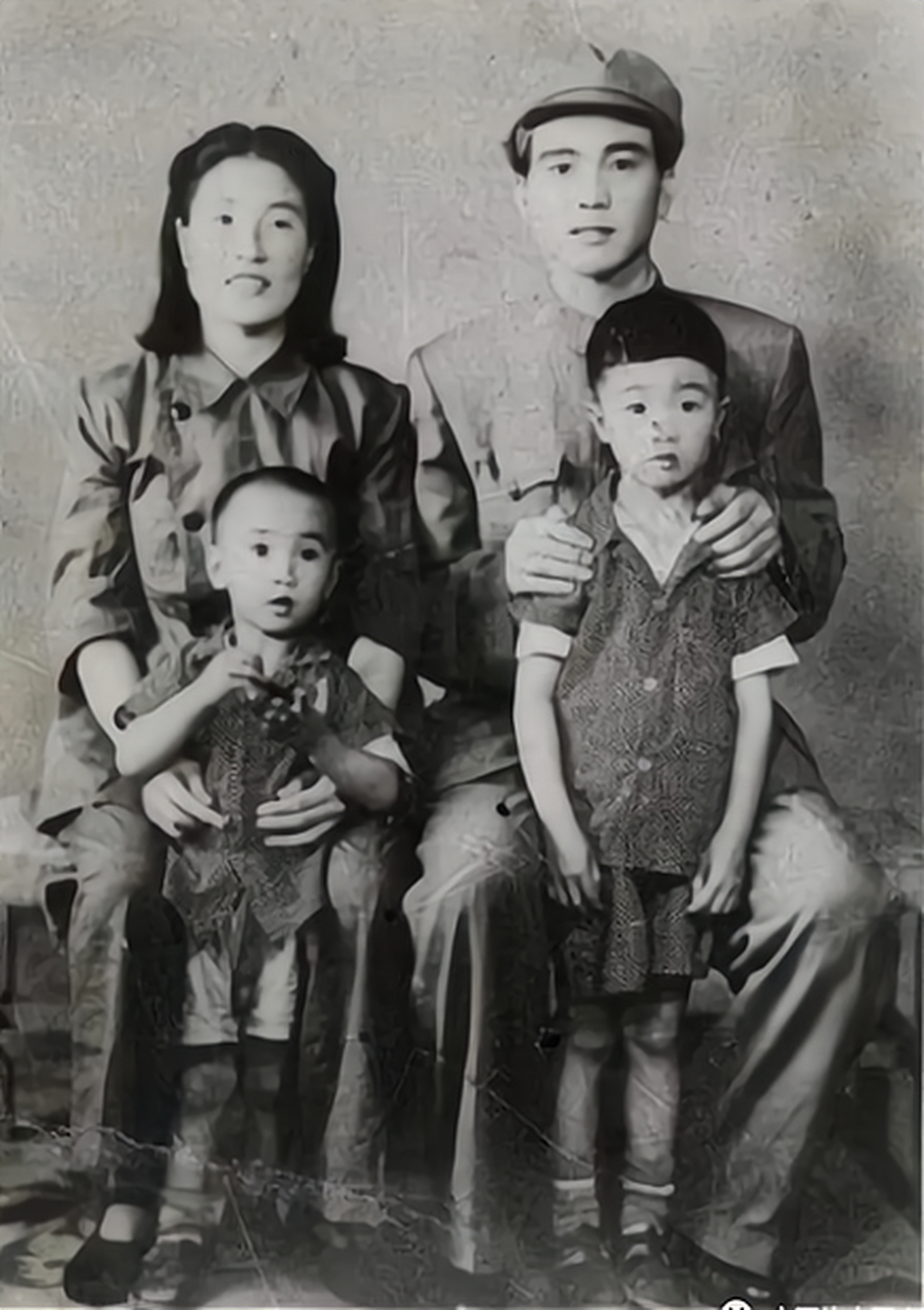 1951年拍摄的全家福,上面的刘青山,穿着一身细腻的中山装,脚蹬着一双