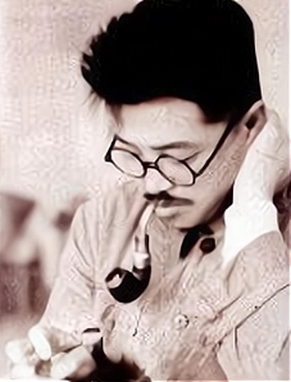 贺龙和美国记者的合影,贺老总头发翘起,嘴叼烟斗,样子相当酷.