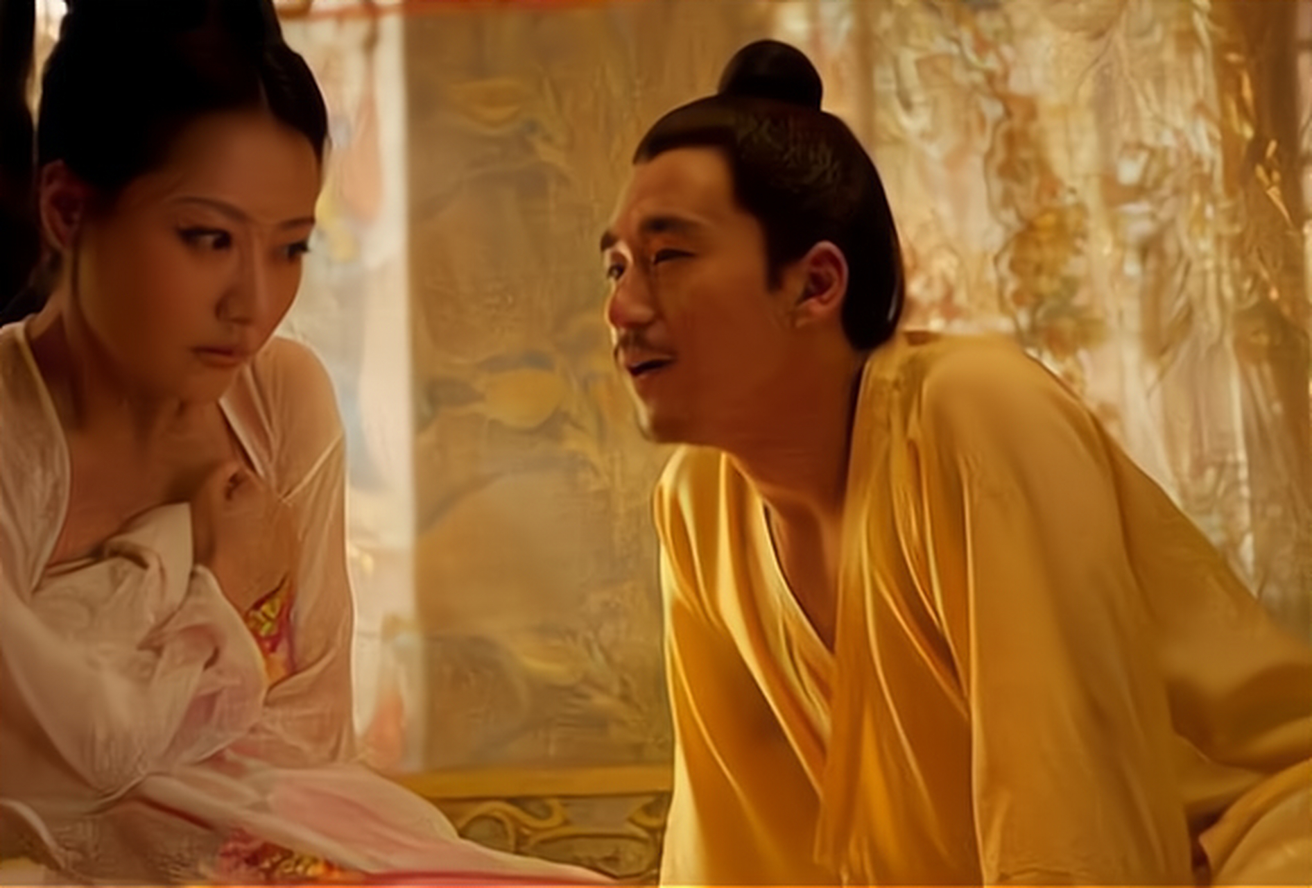 南唐灭国后,小周后被带到开封府,宋太宗垂涎她的美色已久,多次当众