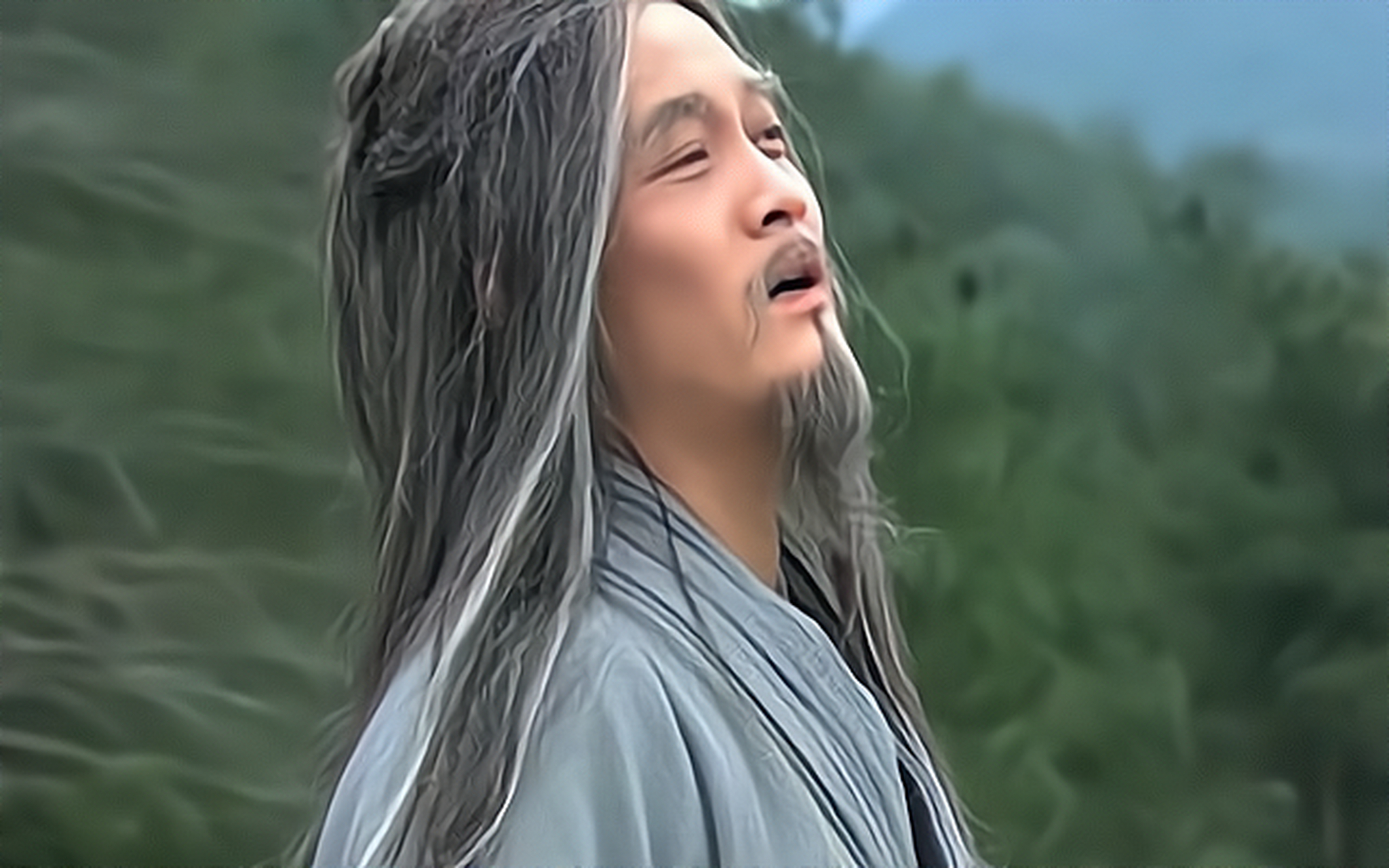 有一次,楚怀王让屈原起草一份重要的法令,屈原刚写完草稿,大夫靳尚就