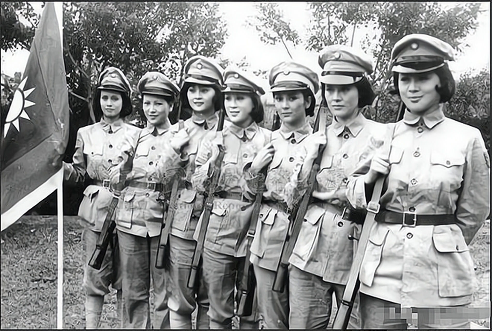 抗战时期,照片中有几位身着军装的女兵,这是缅北国军撤退中唯一的女兵