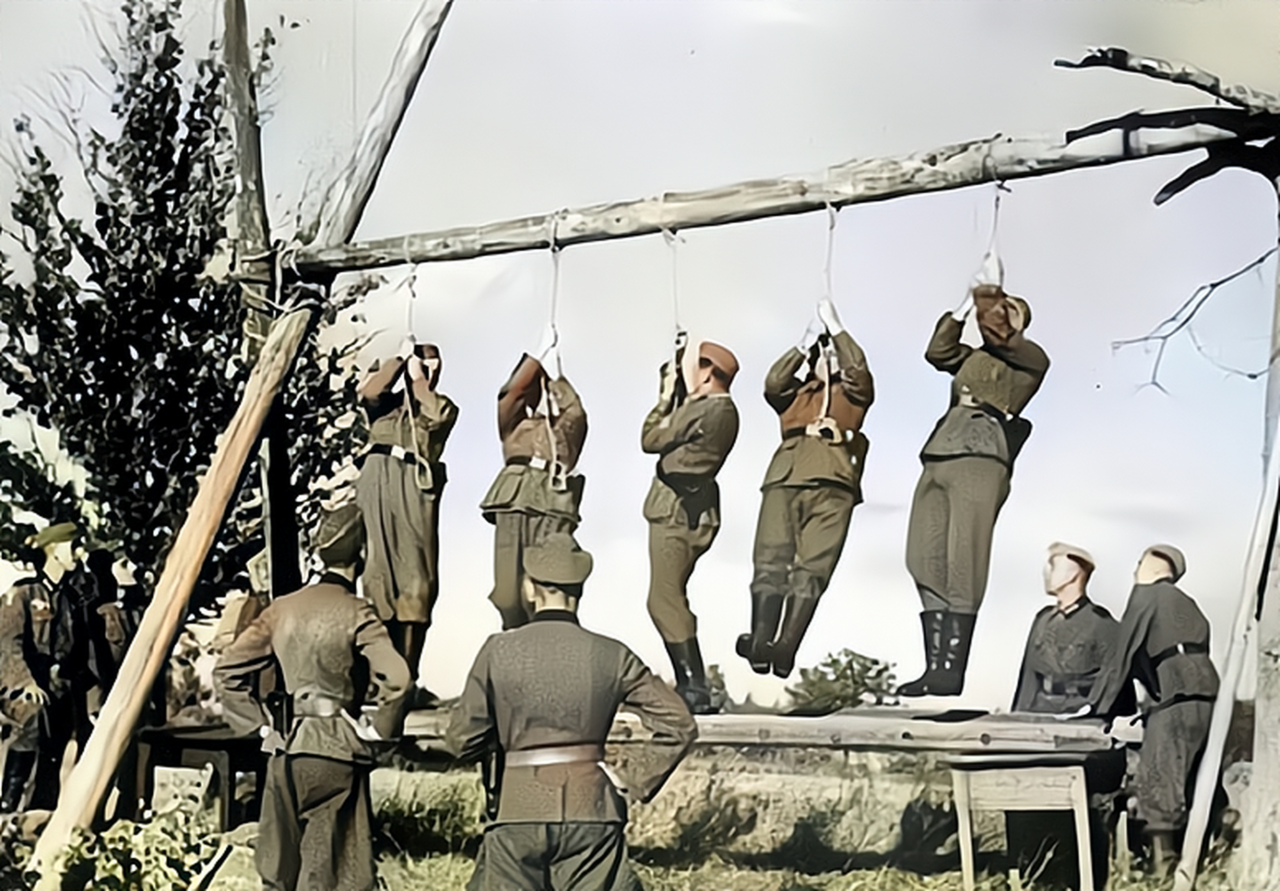 1941年8月,在苏联斯摩棱斯克市附近的一个城镇中,几名德国士兵正在忙