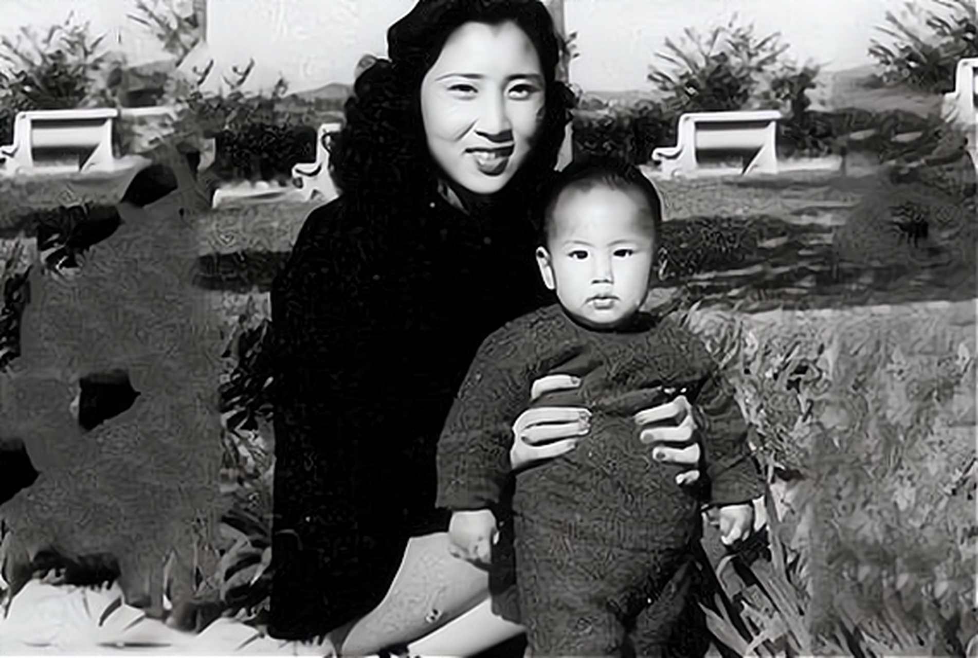 2007年,粟裕大将的侄子邀请张灵甫遗孀王玉玲到孟良崮探望,在60年前