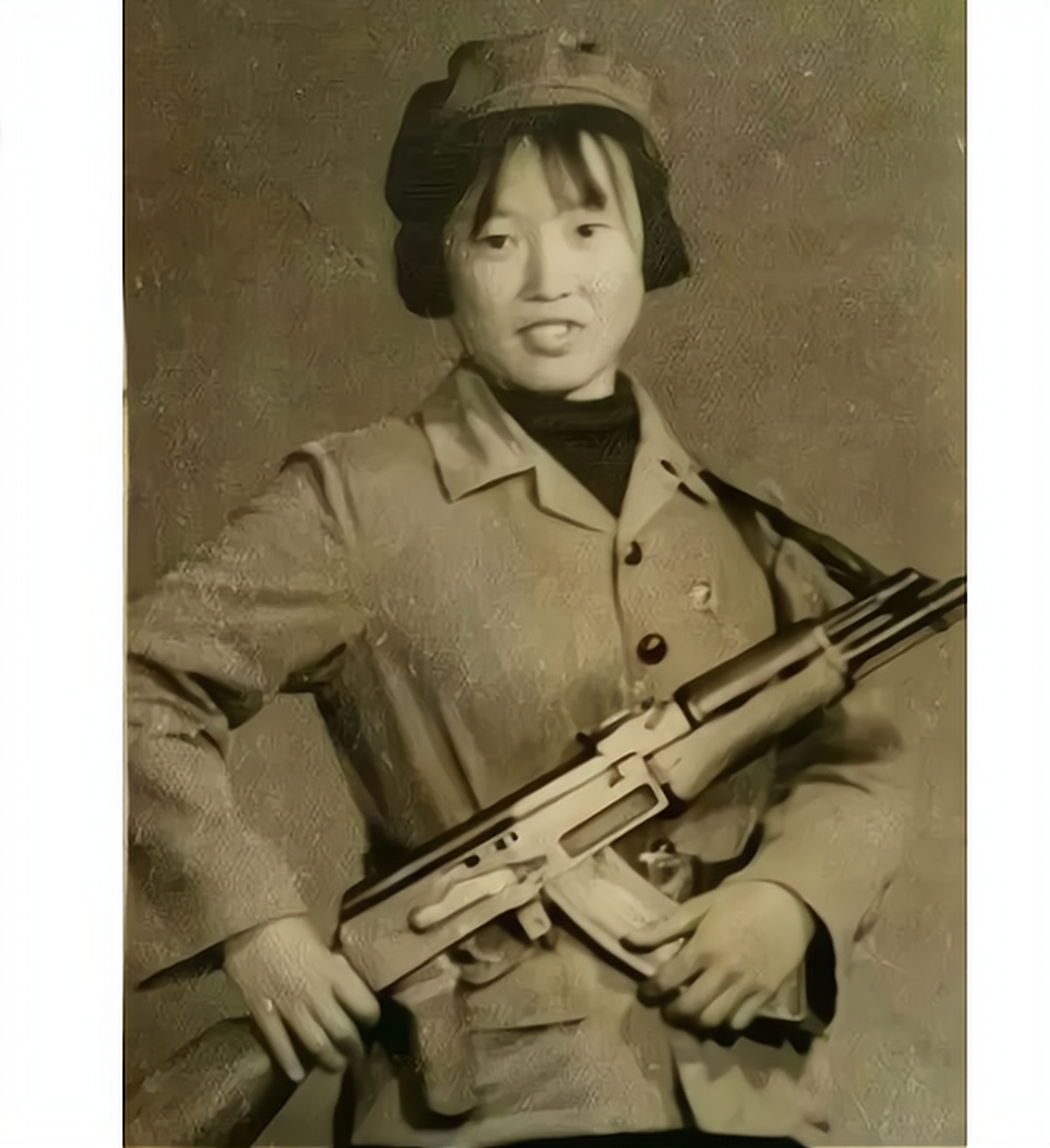 1967年,一个手握钢枪的年轻女民兵的留影