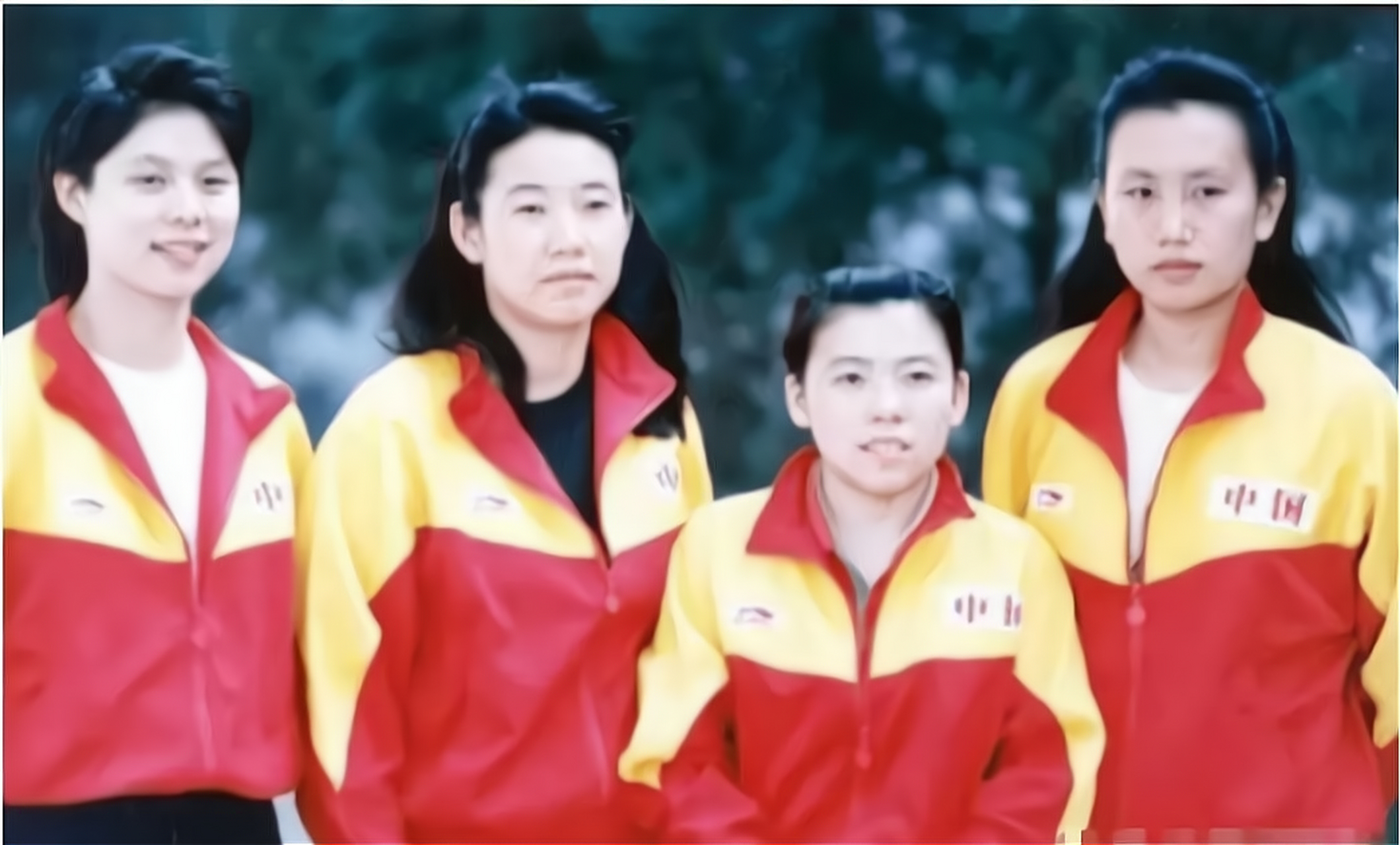 1988年,邓亚萍刚被选进国家队时的照片,她的身高只有155cm,比其他队员