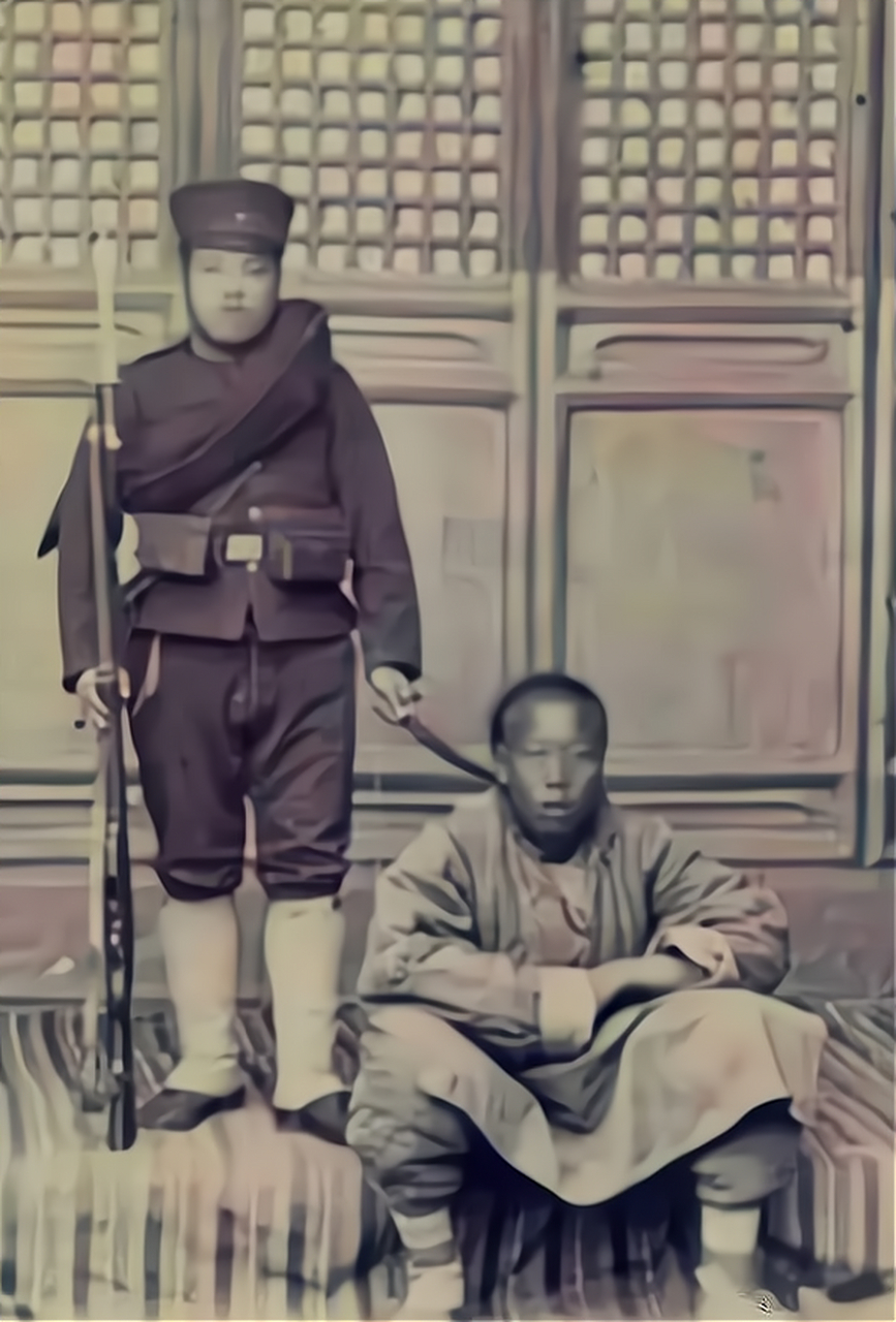 1900年,八國聯軍侵華老照片 照片中,一名外國士兵抓著一名中國男子的