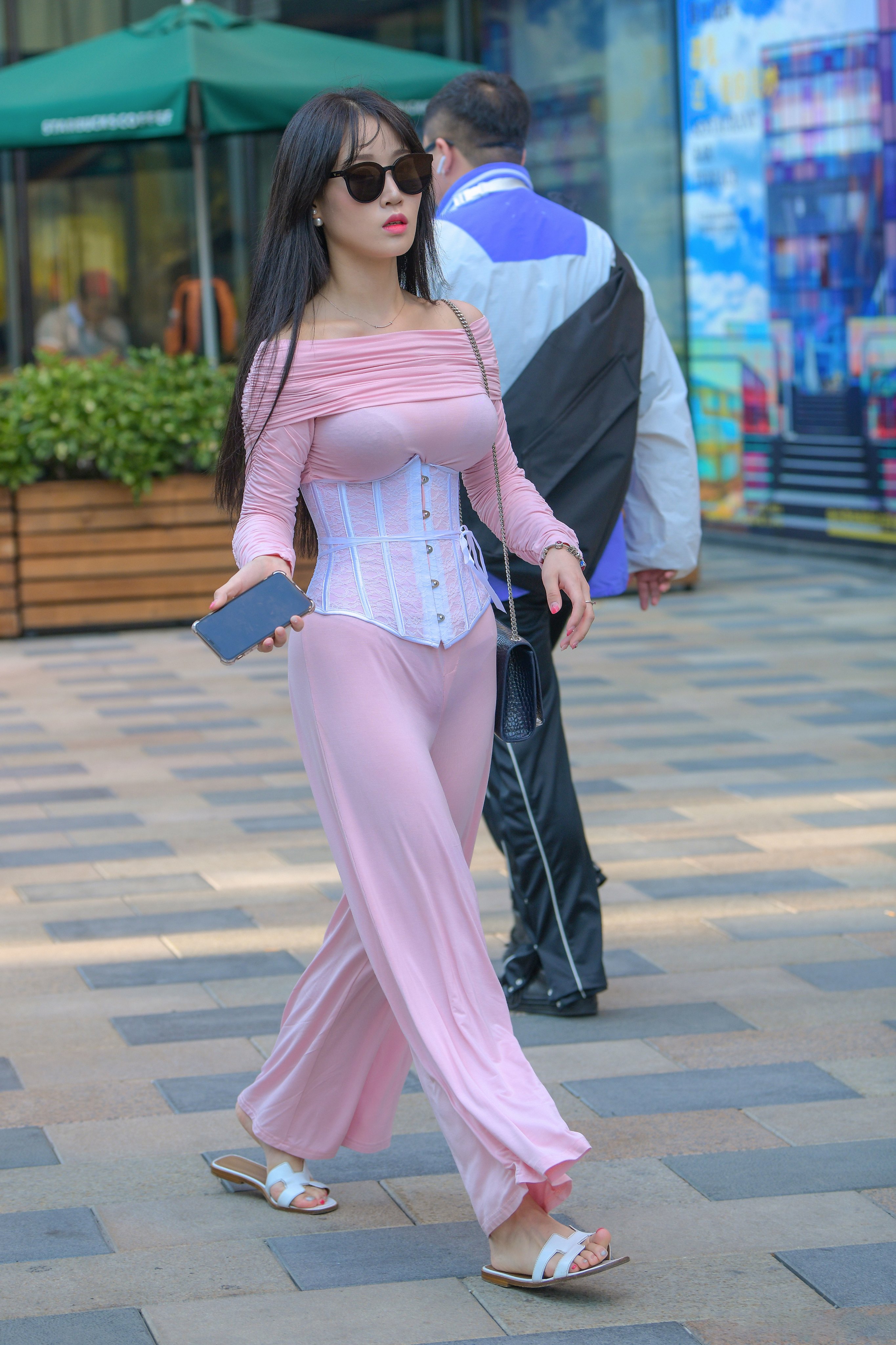 街拍:广州街头时尚美女!粉色薄纱连体衣清凉性感!美丽曲线