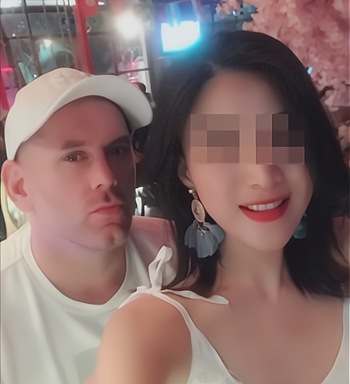 这个外国佬叫西拉斯梅纳德,十年前来到成都,在一家健身馆找到了工作