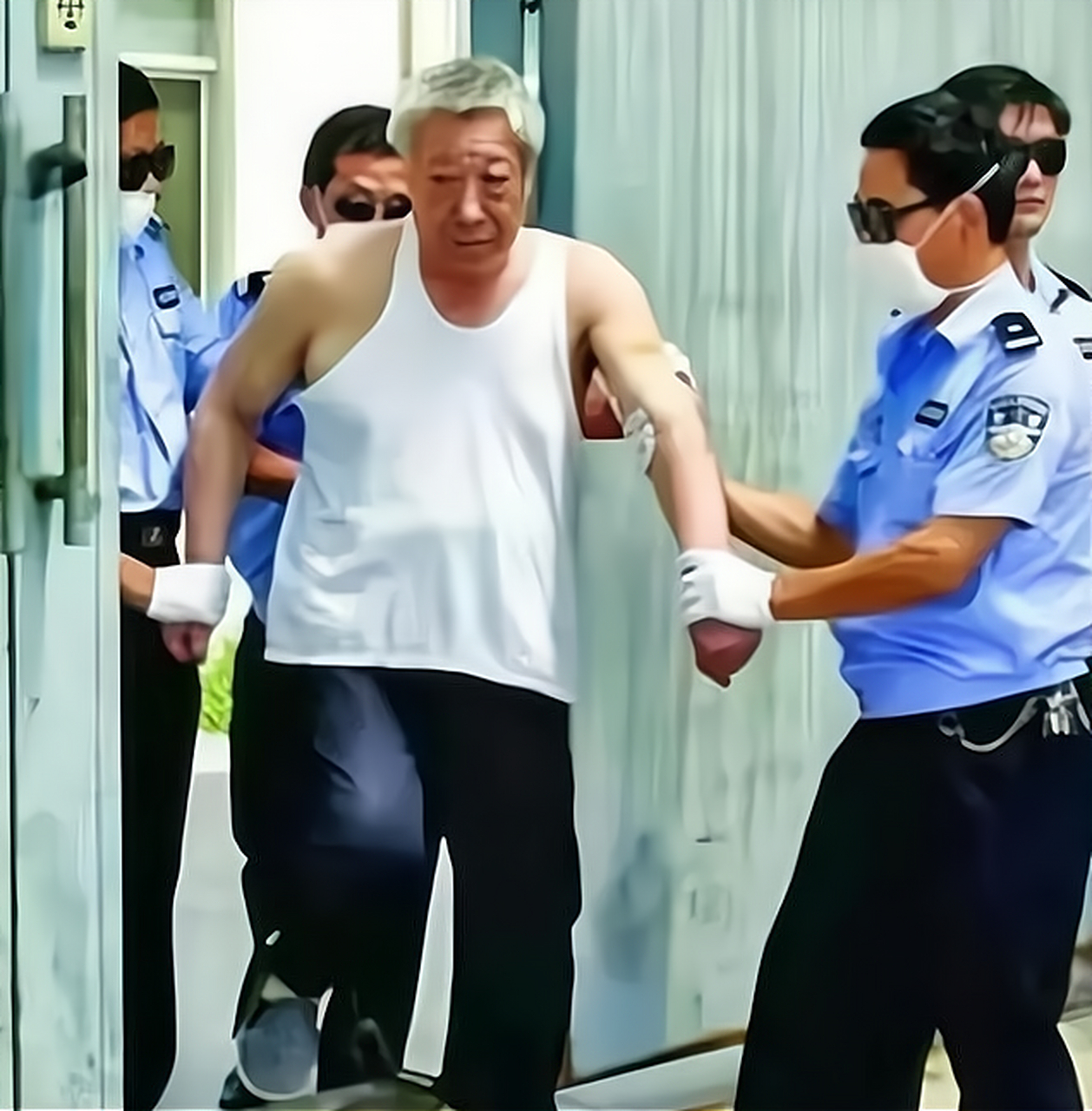 2006年,镇平的首富吴天喜落网的瞬间,当听说自己被判