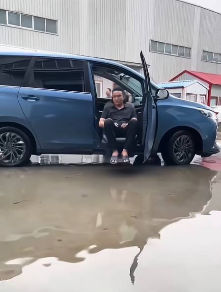 大通g50改装升降旋转座椅,让出行变得更简单!-度小视