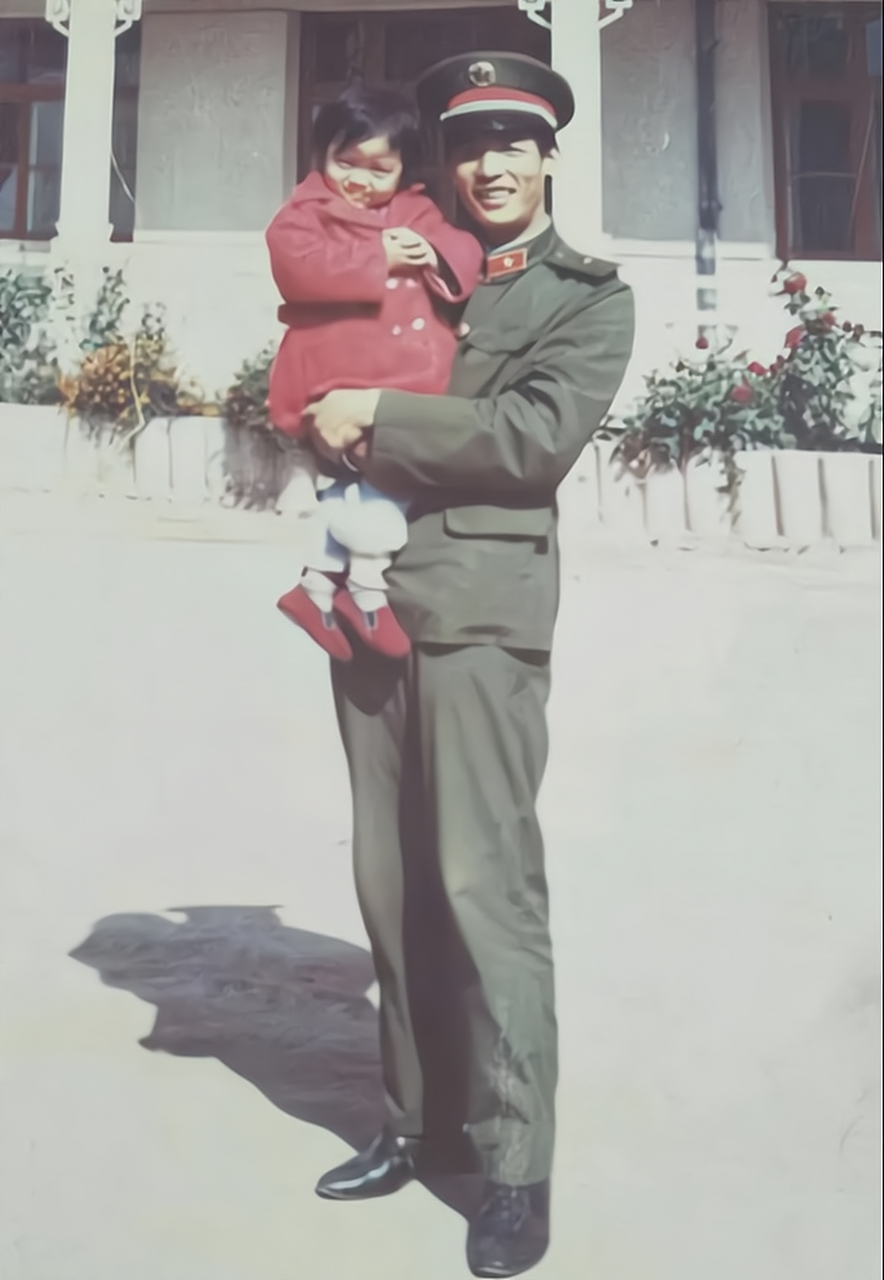 80年代,军人父亲抱着自己的可爱女儿,在镜头前留下了这张珍贵的照片.