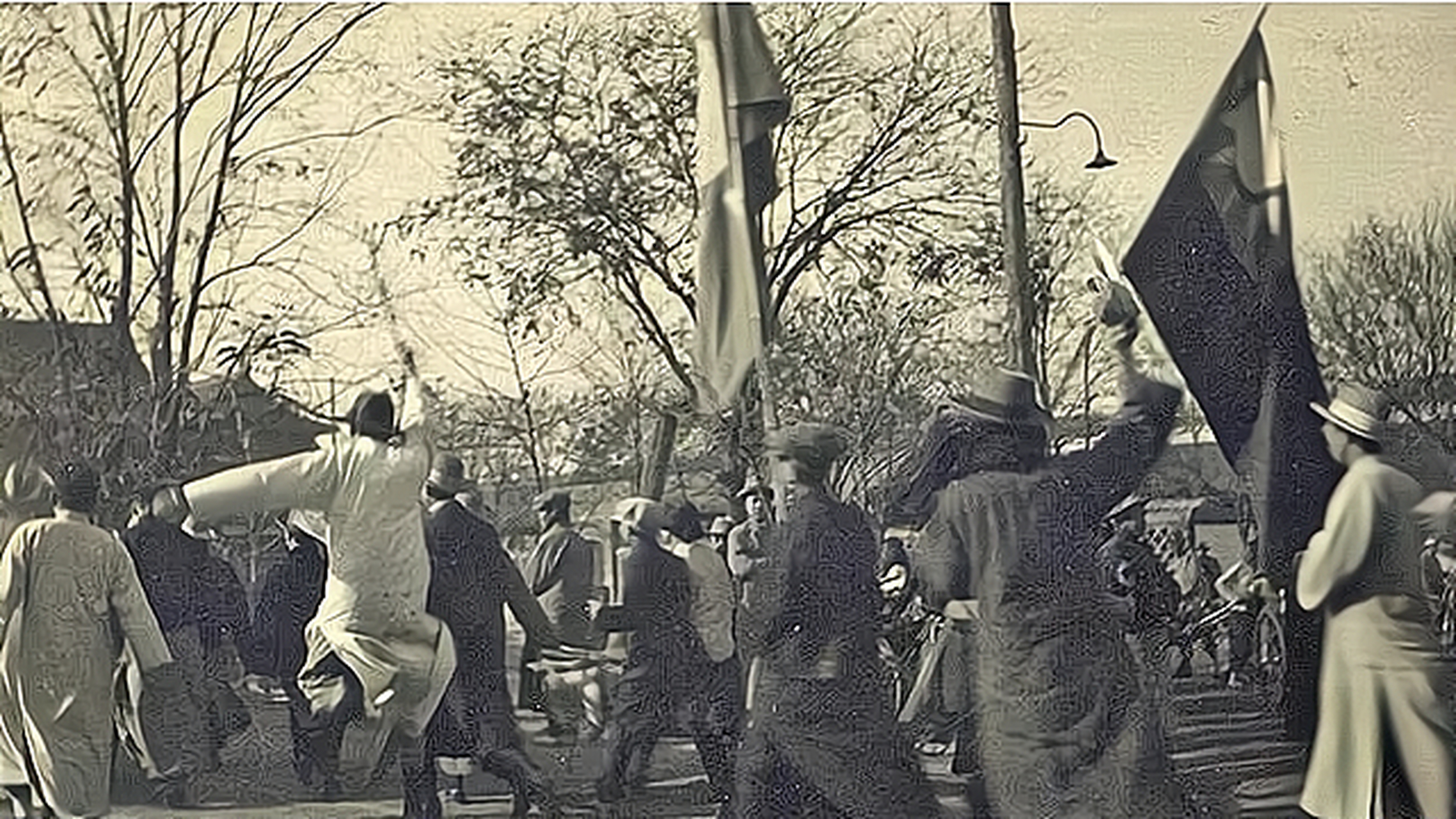 20年代,北京的紫禁城外,民众聚集在一起,举行游行示威活动.