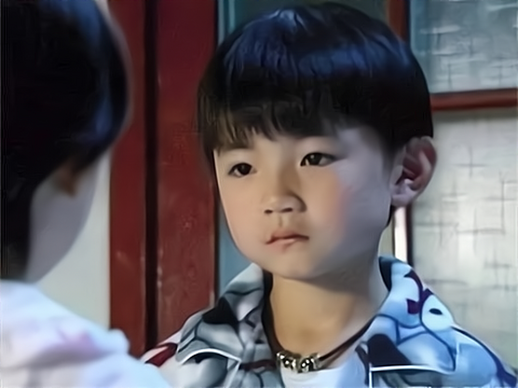 04年,《海豚湾恋人》里面的小男孩达达可爱的外在形象带火了王欣逸.