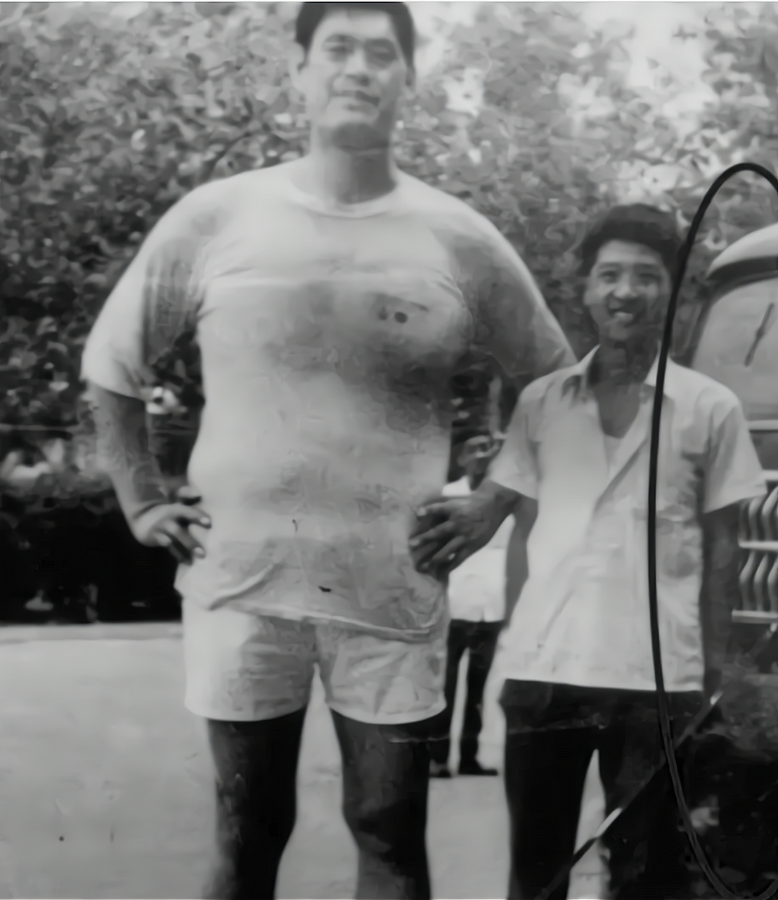 穆铁柱是80年代的一位年轻人,他留下的照片展现了他非凡的身材,他的