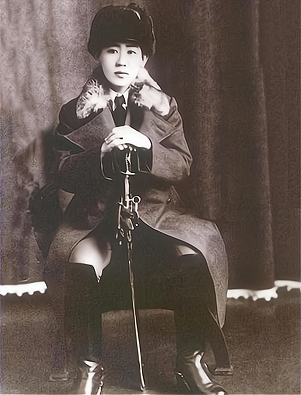 1948年,北平第一监狱,间谍川岛芳子穿着旗袍跪在地上.