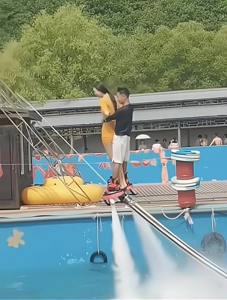 水上飞人公主抱,小姐姐一副很享受的样子,真羡慕这个教练!-度小视