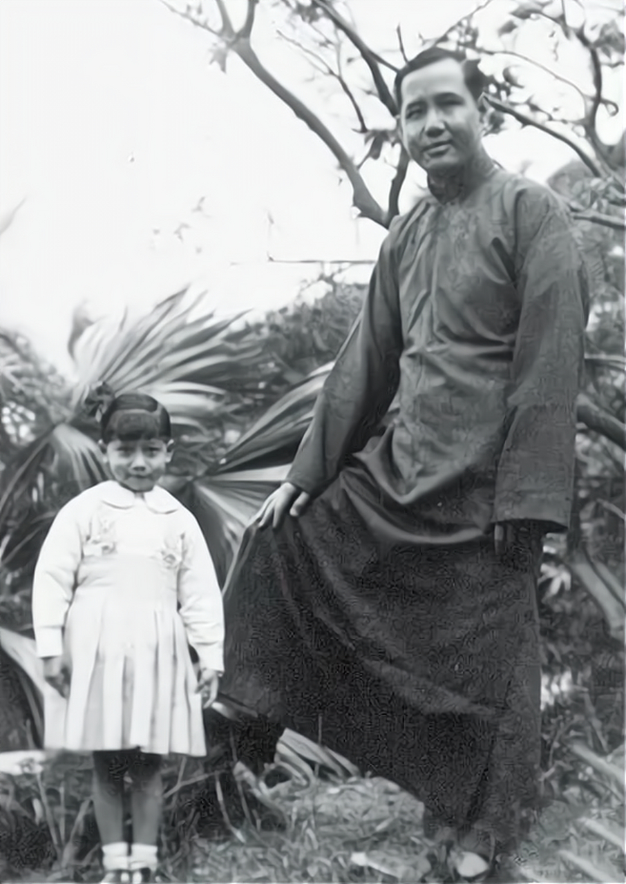 罗兰,本名卢燕英,1934年出生于中国香港,是香港女演员.