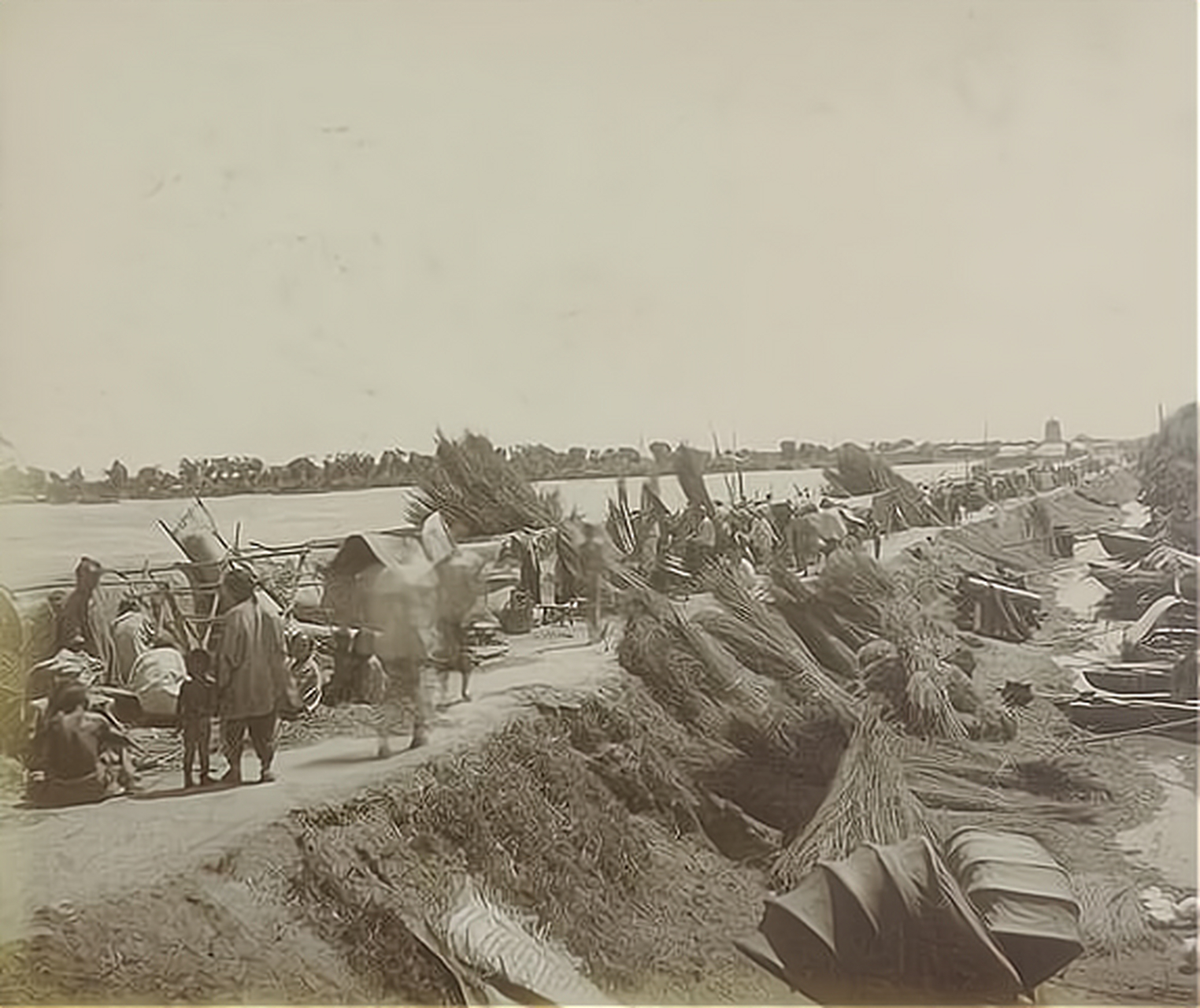 1889年的天津老照片,天津遭遇水灾期间加固堤防.