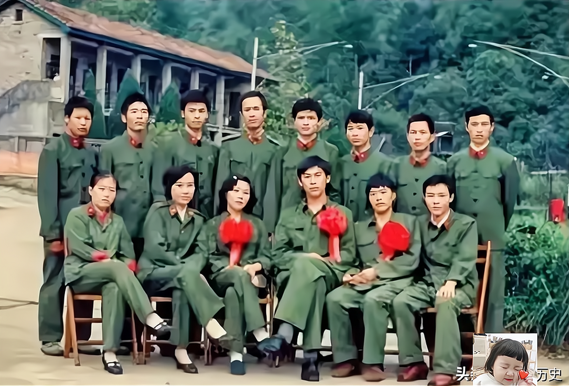 这张照片拍摄于1988年,照片中有10几名穿着军装的战士合影.