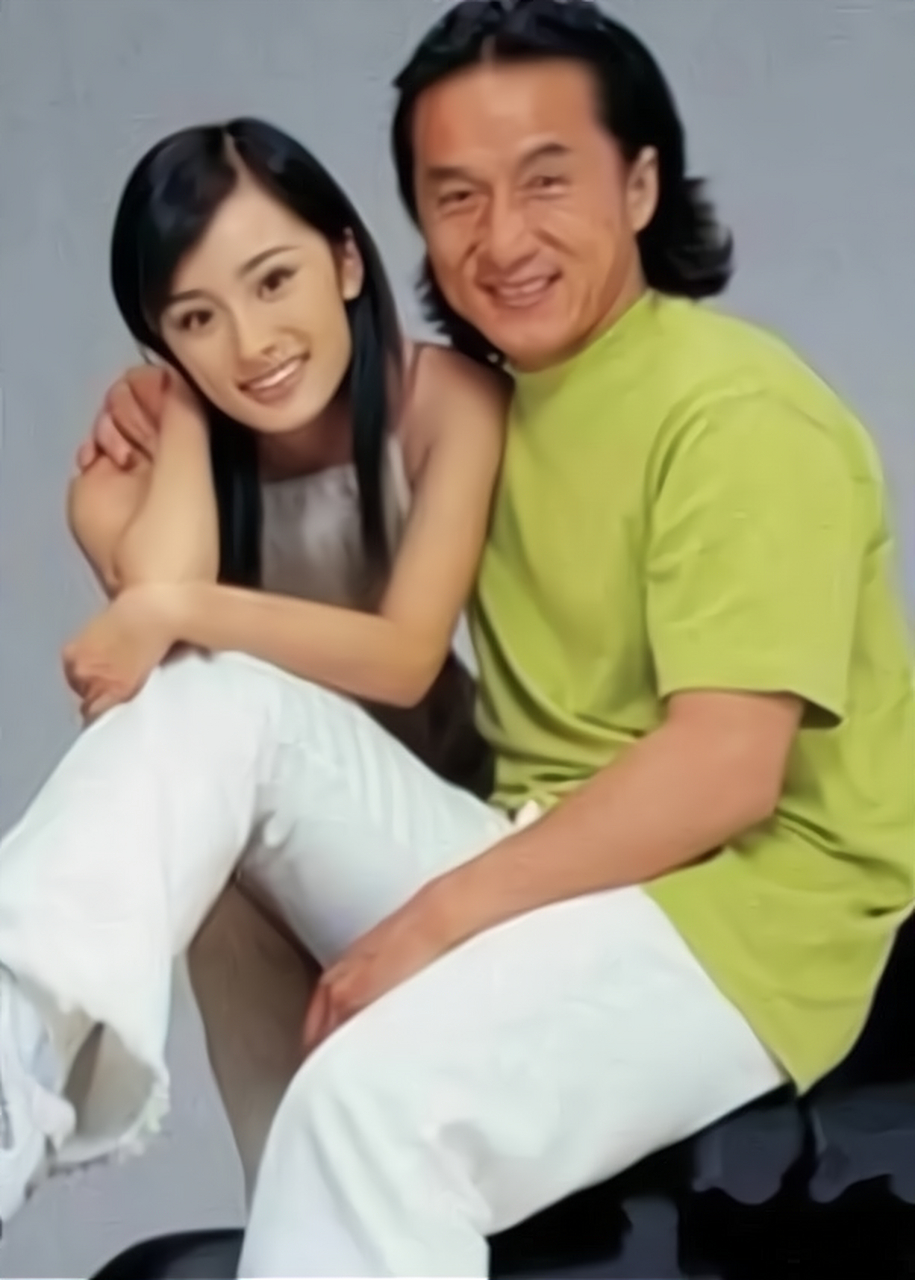 当年成龙和杨幂拍摩托车广告,把她搂在怀里,笑的特别开心,成龙片酬五