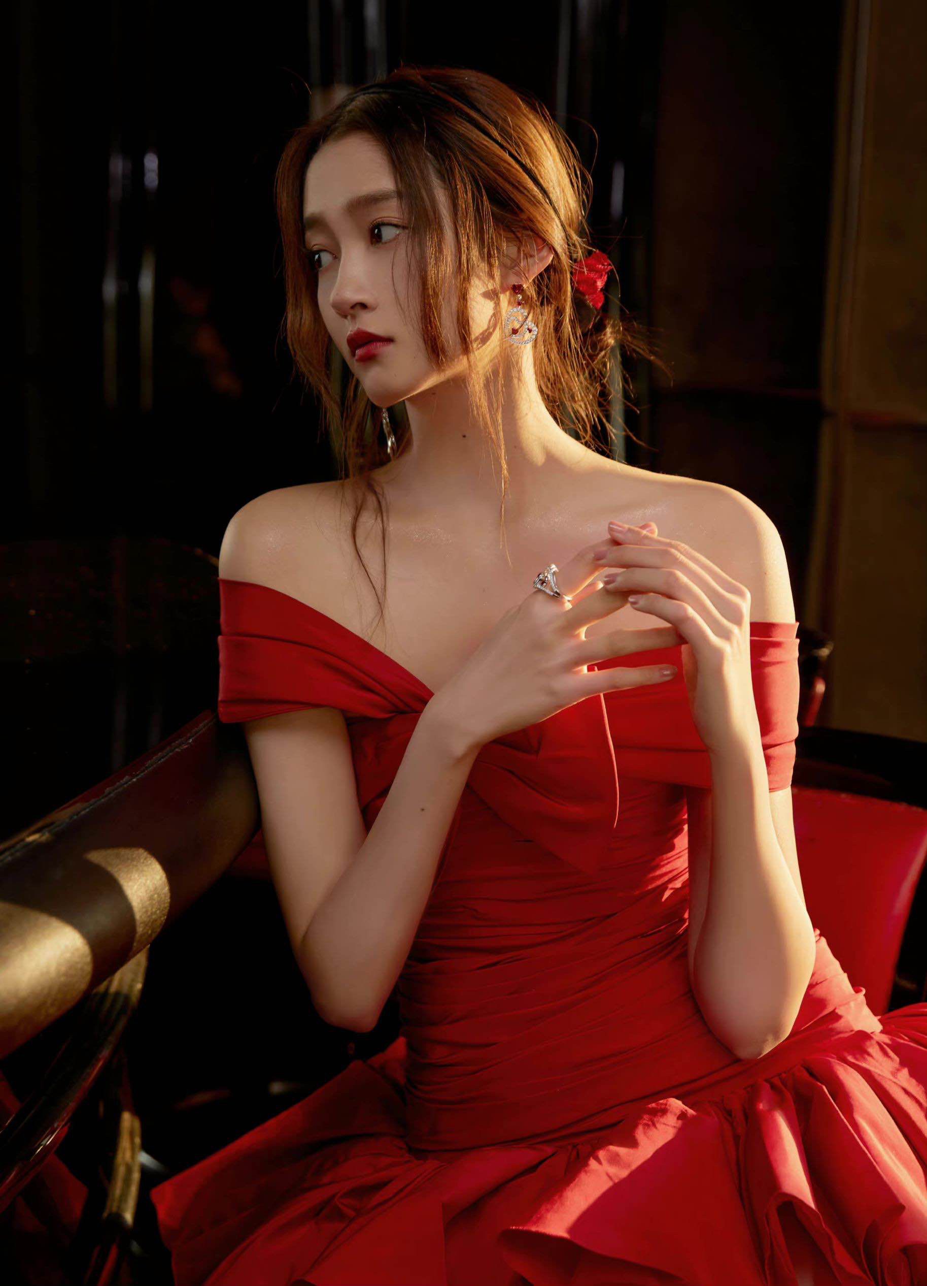 关晓彤选对衣服就是美!穿红裙顾后不顾前,优雅又大气
