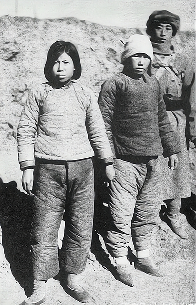 1938年,两个女八路被日军包围,她们跑进灌木丛藏了起来.