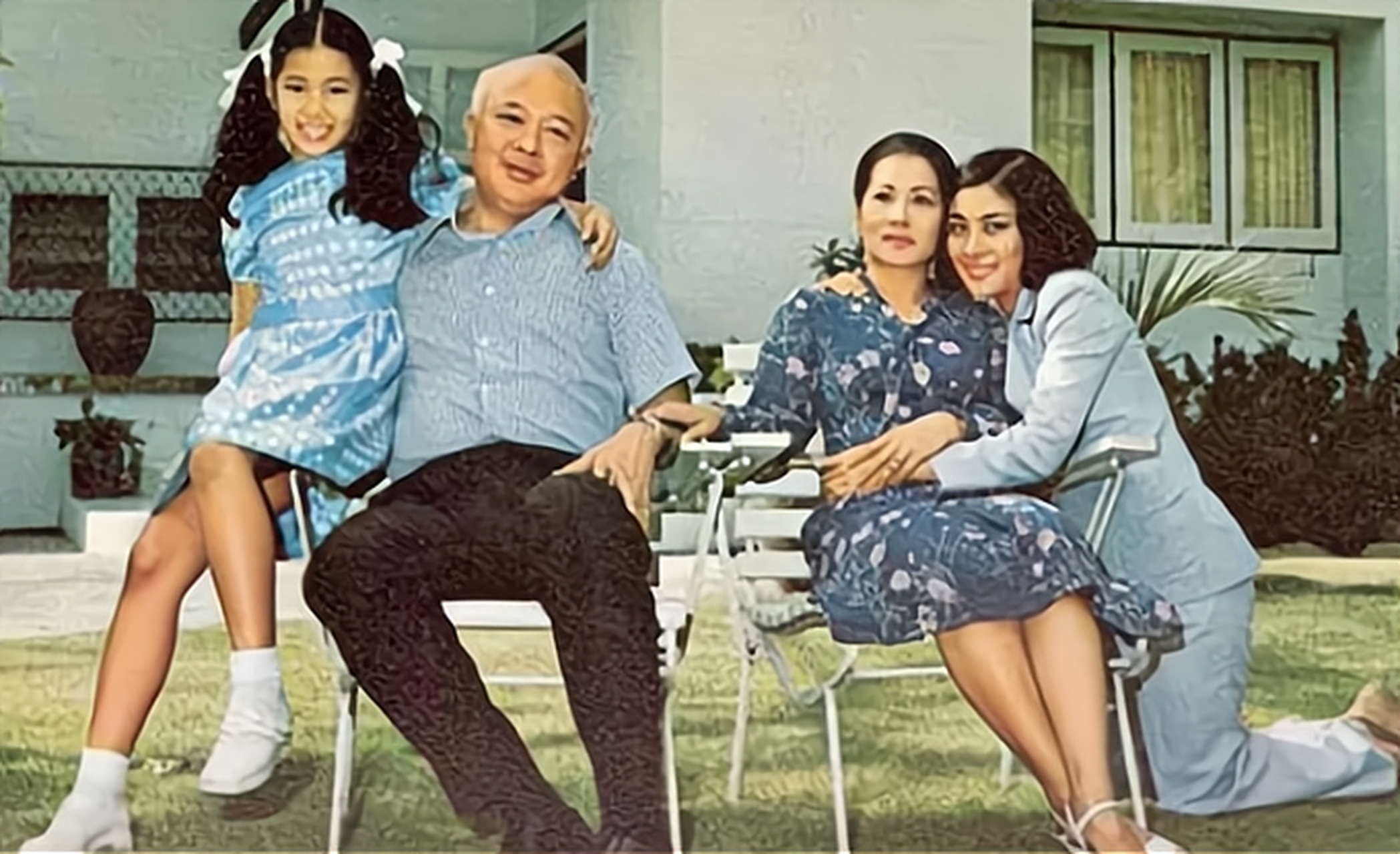 苏提达王后与国王在泳池嬉戏,穿成这样还让侍卫拍照,画面羞不羞呀!