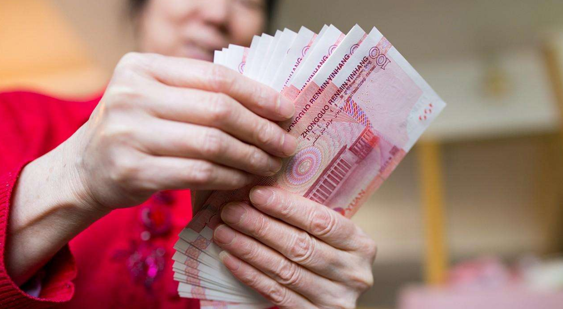 2022春节发钱了!退休人员有3笔钱能领,年龄越大领得越多