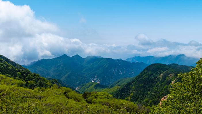 面对连绵起伏的群山