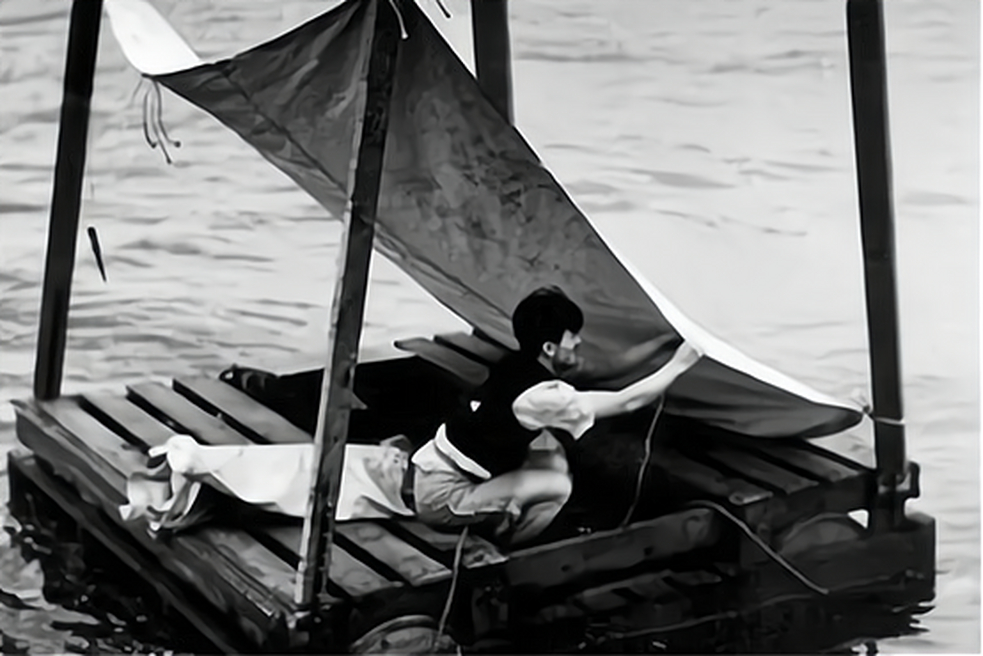 他靠喝鸟血,吃鲨鱼坚持了133天.