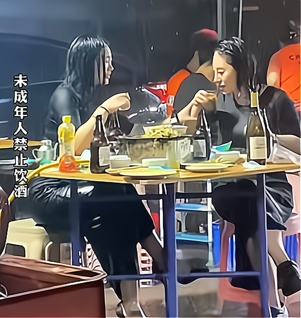 两位女士大雨中饮酒聊天,这饮的不是酒是人生啊