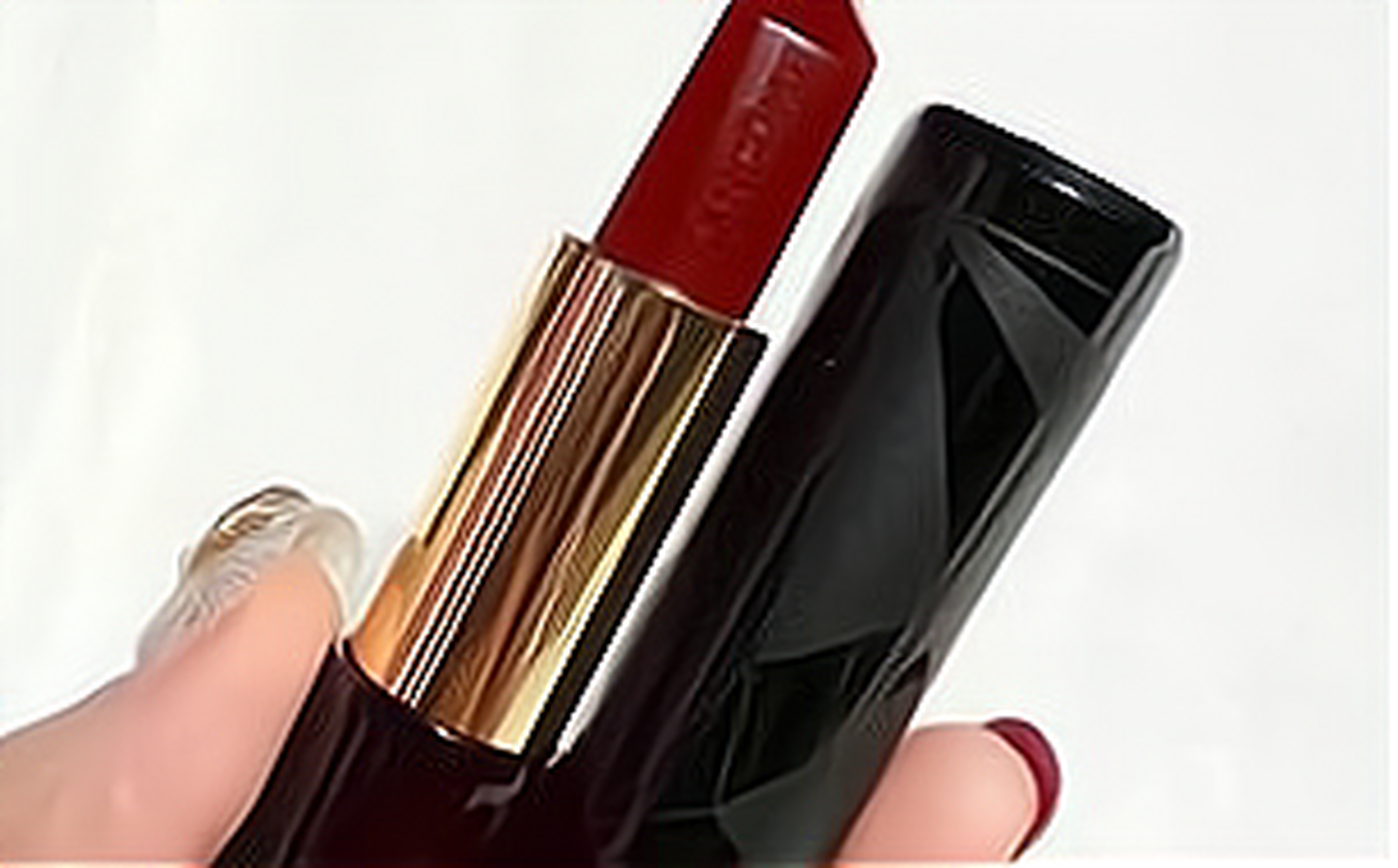 兰蔻#481号色,pigeon blood ruby 浆果红,也有人叫它宝石牛血色,复古