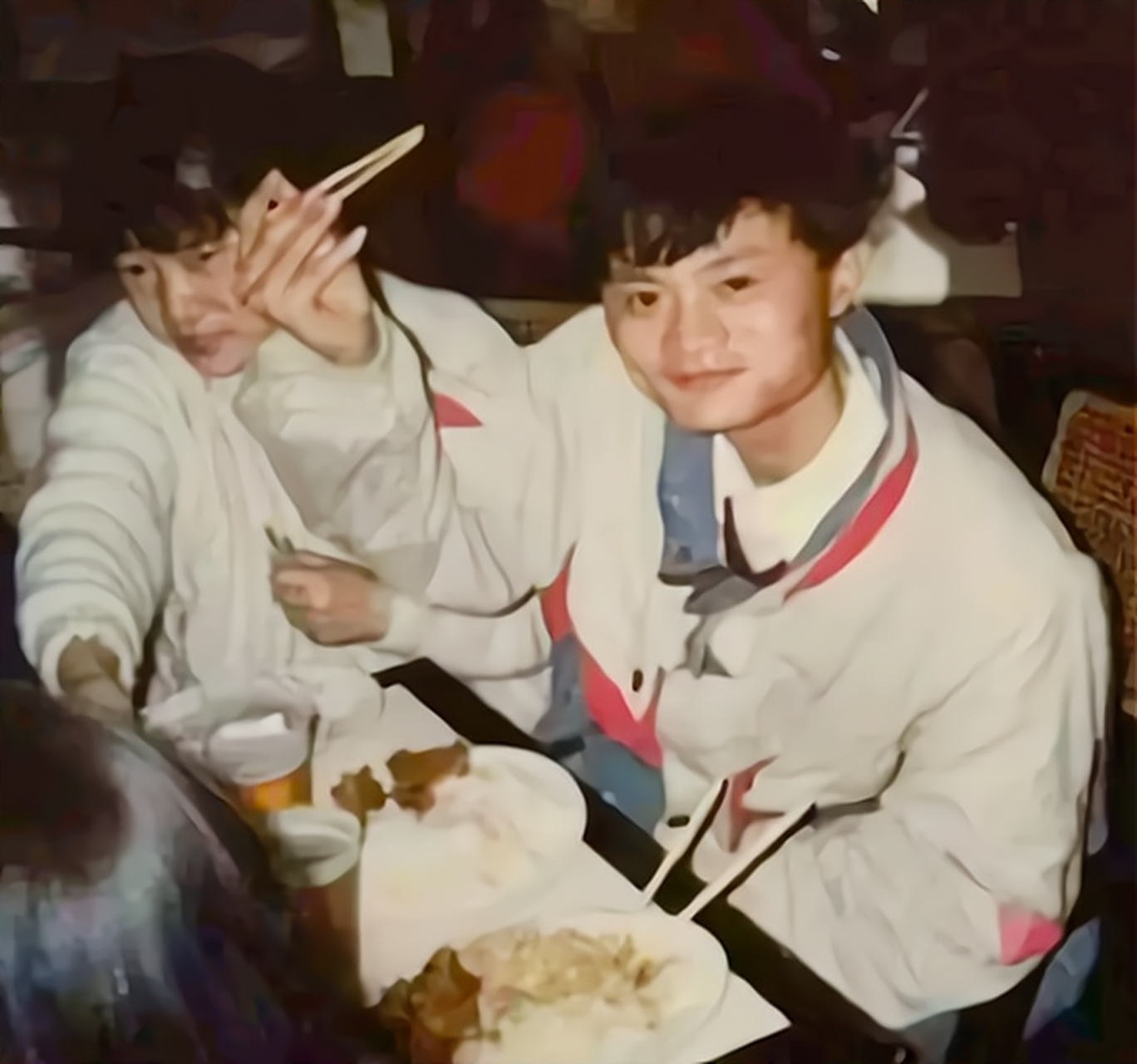 90年代的一张老照片,照片中年轻的马云正在吃盒饭,伙食还不错,看着